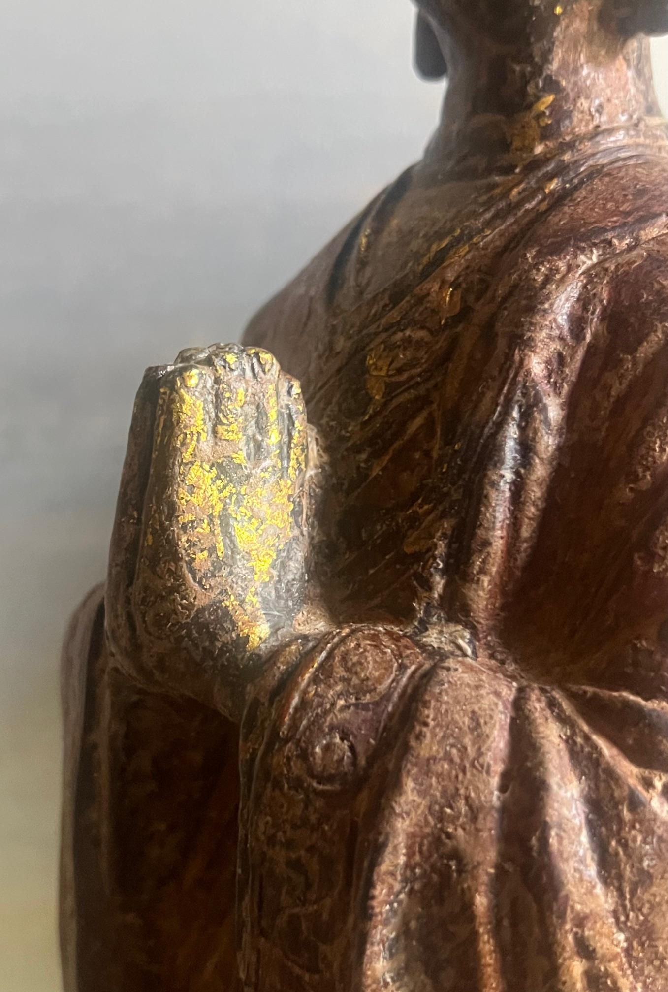 Chinois Figure de moine bouddhiste chinois en fonte avec peinture et dorure d'origine, vers les années 1880 en vente
