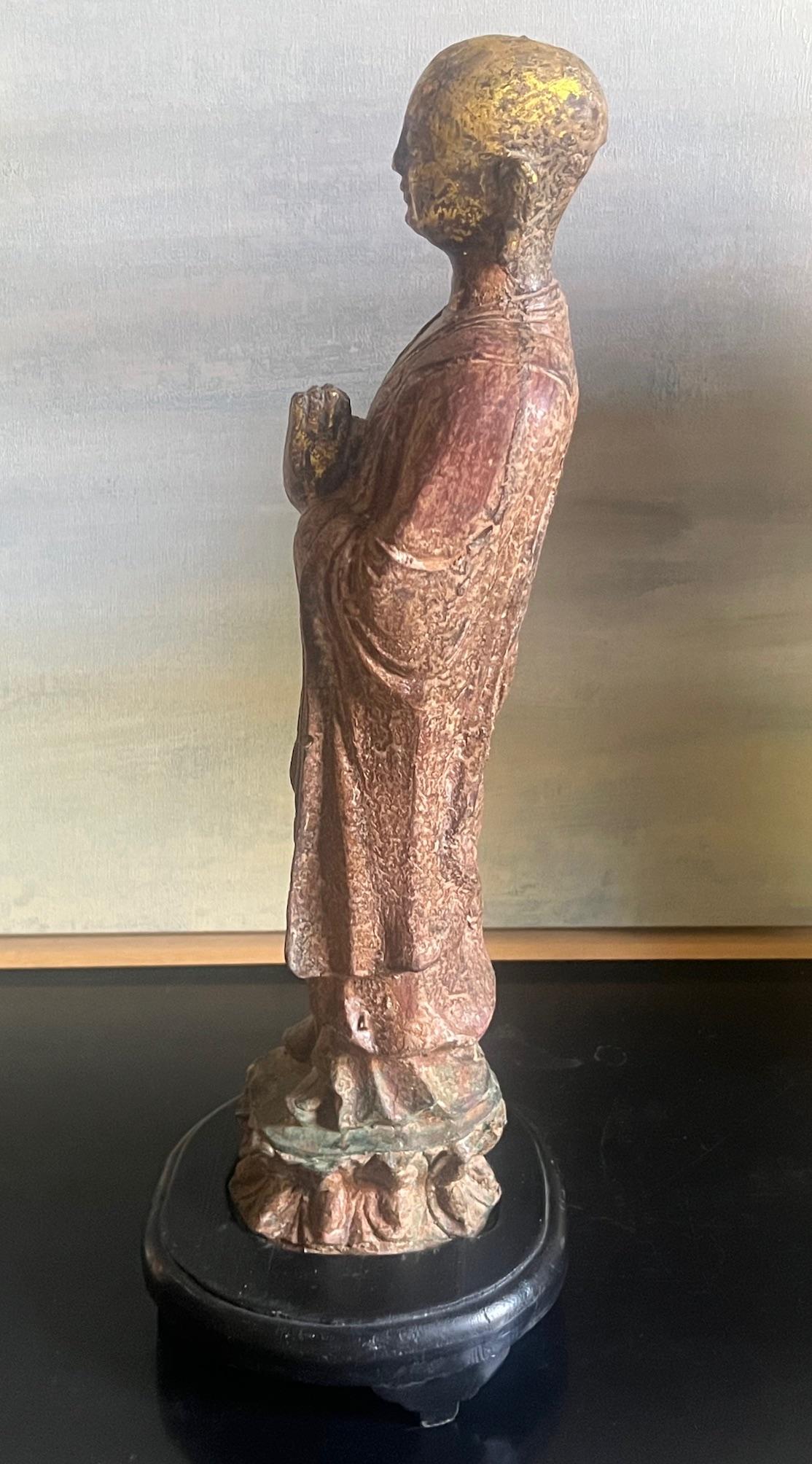 Moulage Figure de moine bouddhiste chinois en fonte avec peinture et dorure d'origine, vers les années 1880 en vente