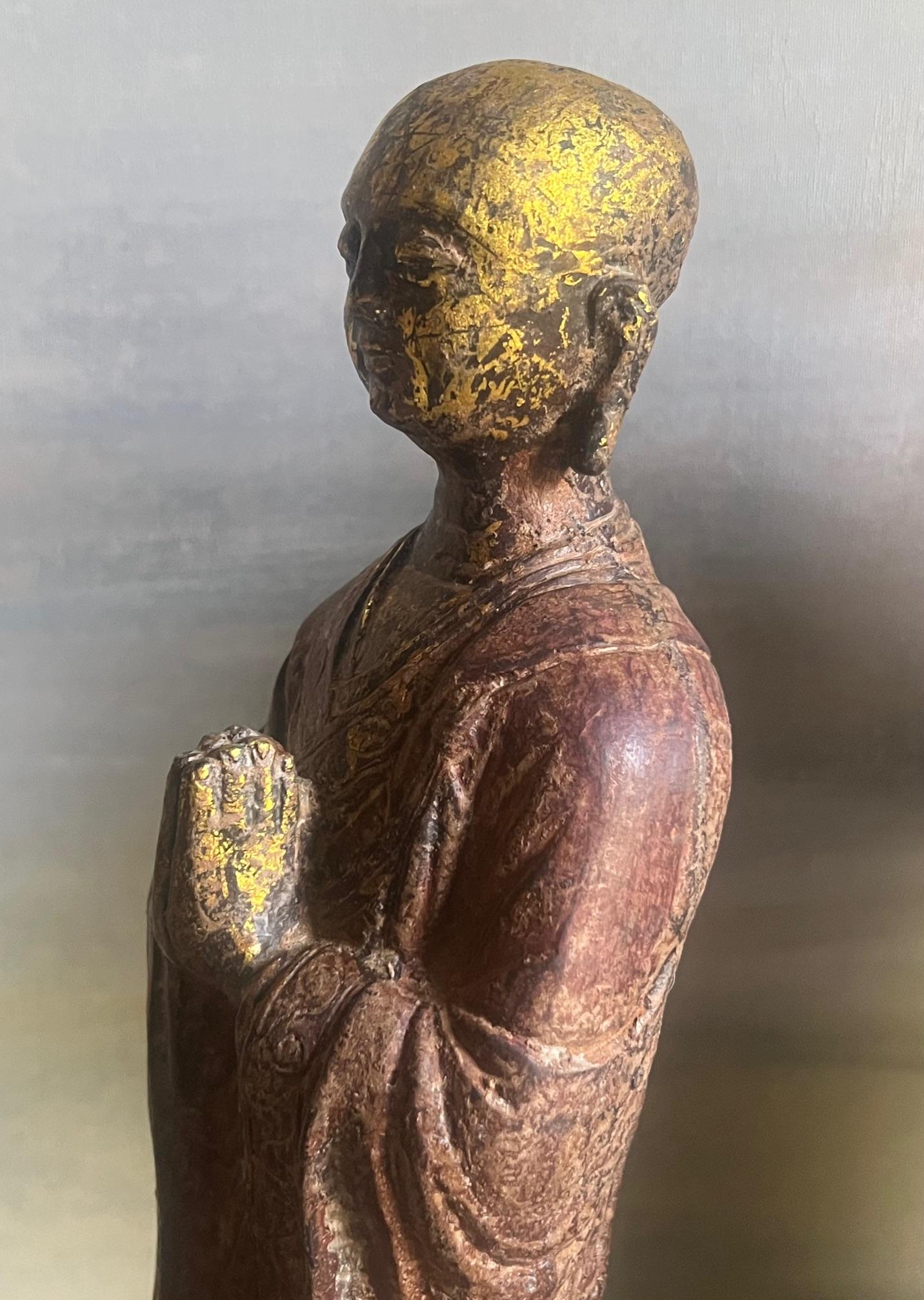 Figure de moine bouddhiste chinois en fonte avec peinture et dorure d'origine, vers les années 1880 Bon état - En vente à Ross, CA