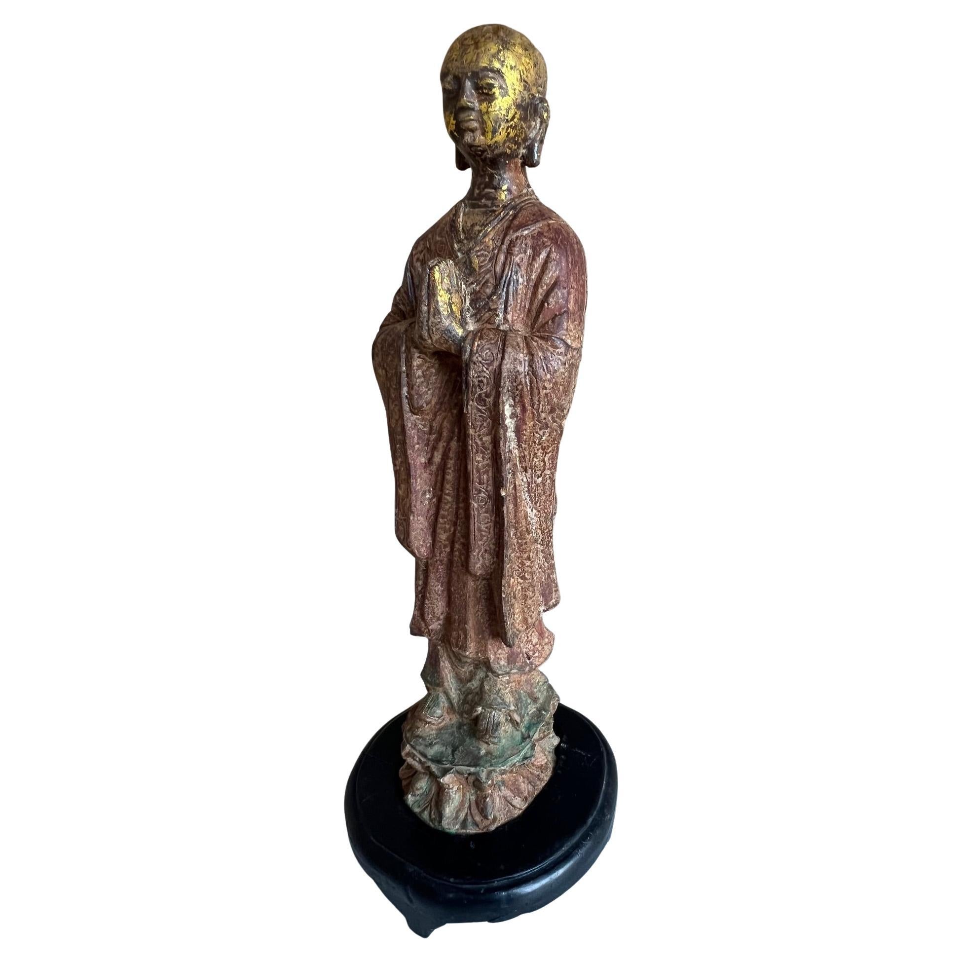Figure de moine bouddhiste chinois en fonte avec peinture et dorure d'origine, vers les années 1880 en vente