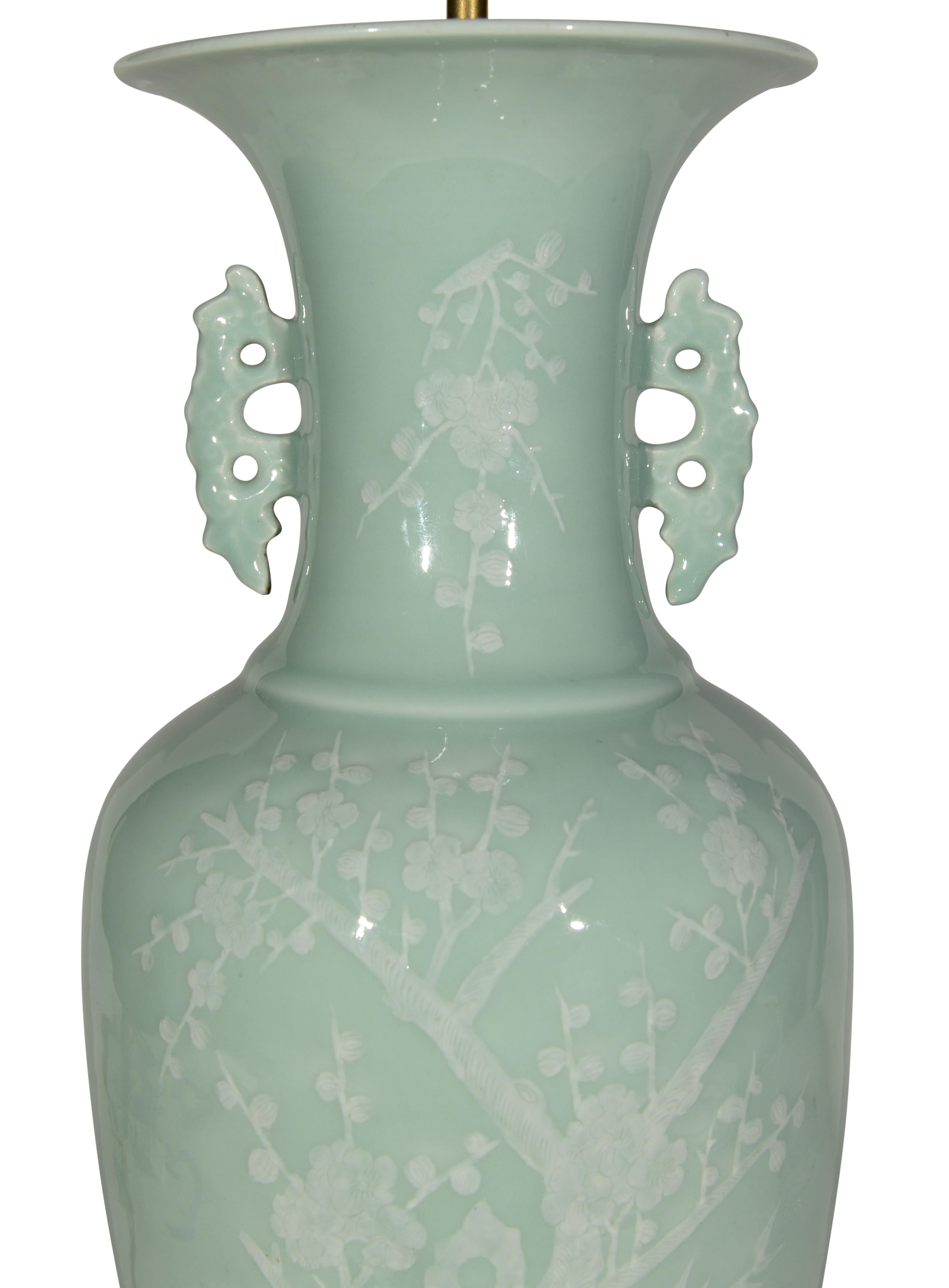 Gran jarrón de porcelana china del siglo XIX, finamente decorado con ramas blancas de prunos en flor, bambú y rocallas perforadas sobre fondo celadón, ahora montado como lámpara con base torneada dorada a mano.

Altura de los jarrones: 50 cm,