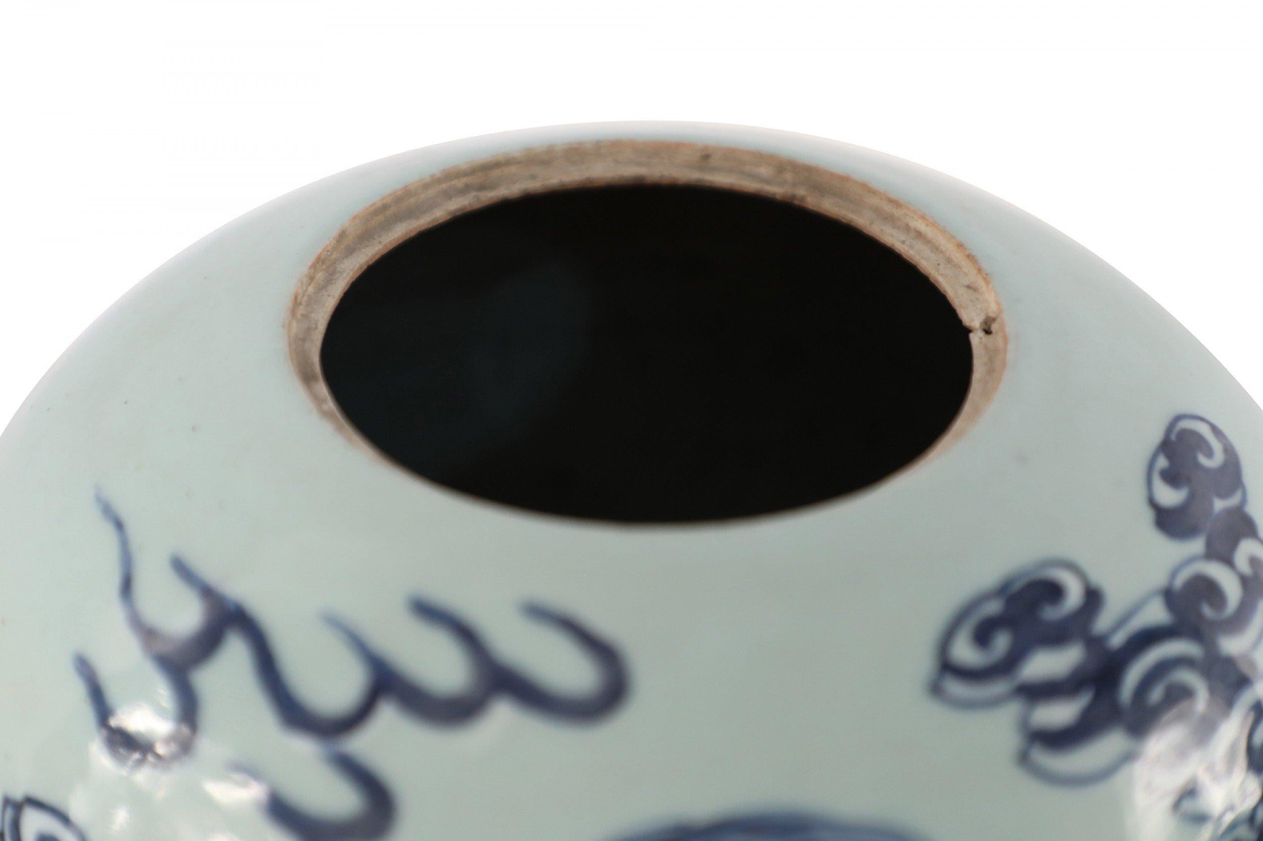 Chinois Vase chinois en porcelaine à motif de dragon bleu et céladon en vente