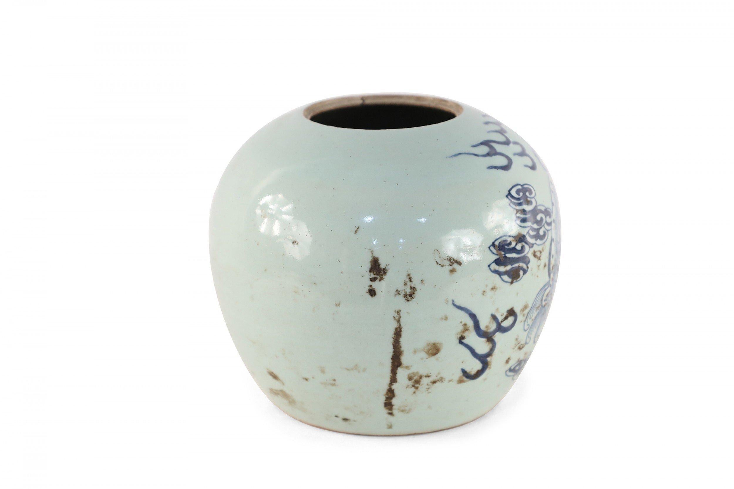 Vase chinois en porcelaine à motif de dragon bleu et céladon Bon état - En vente à New York, NY