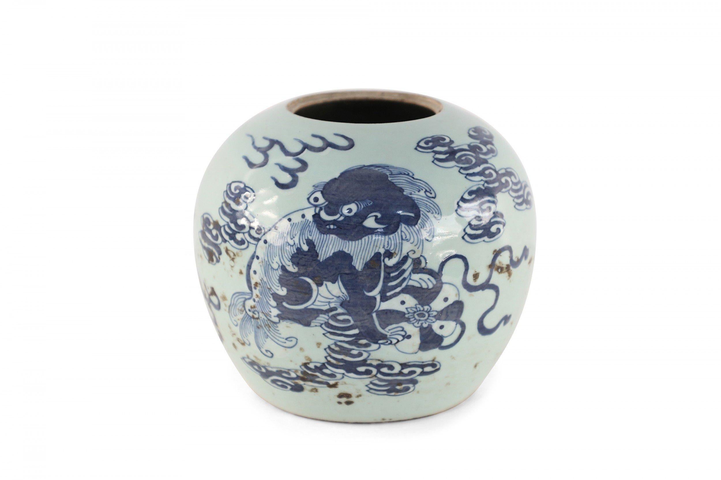 20ième siècle Vase chinois en porcelaine à motif de dragon bleu et céladon en vente