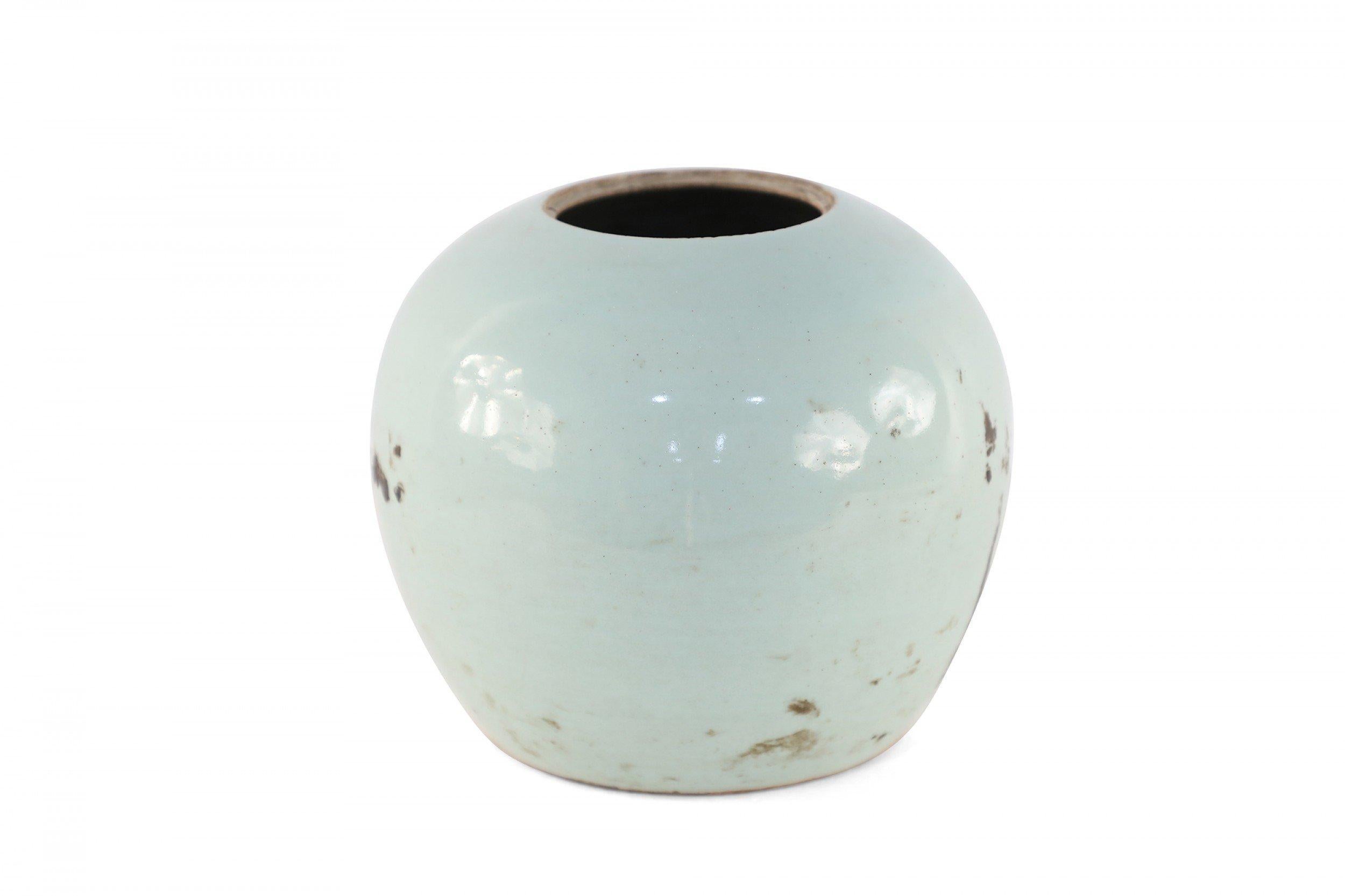 Porcelaine Vase chinois en porcelaine à motif de dragon bleu et céladon en vente