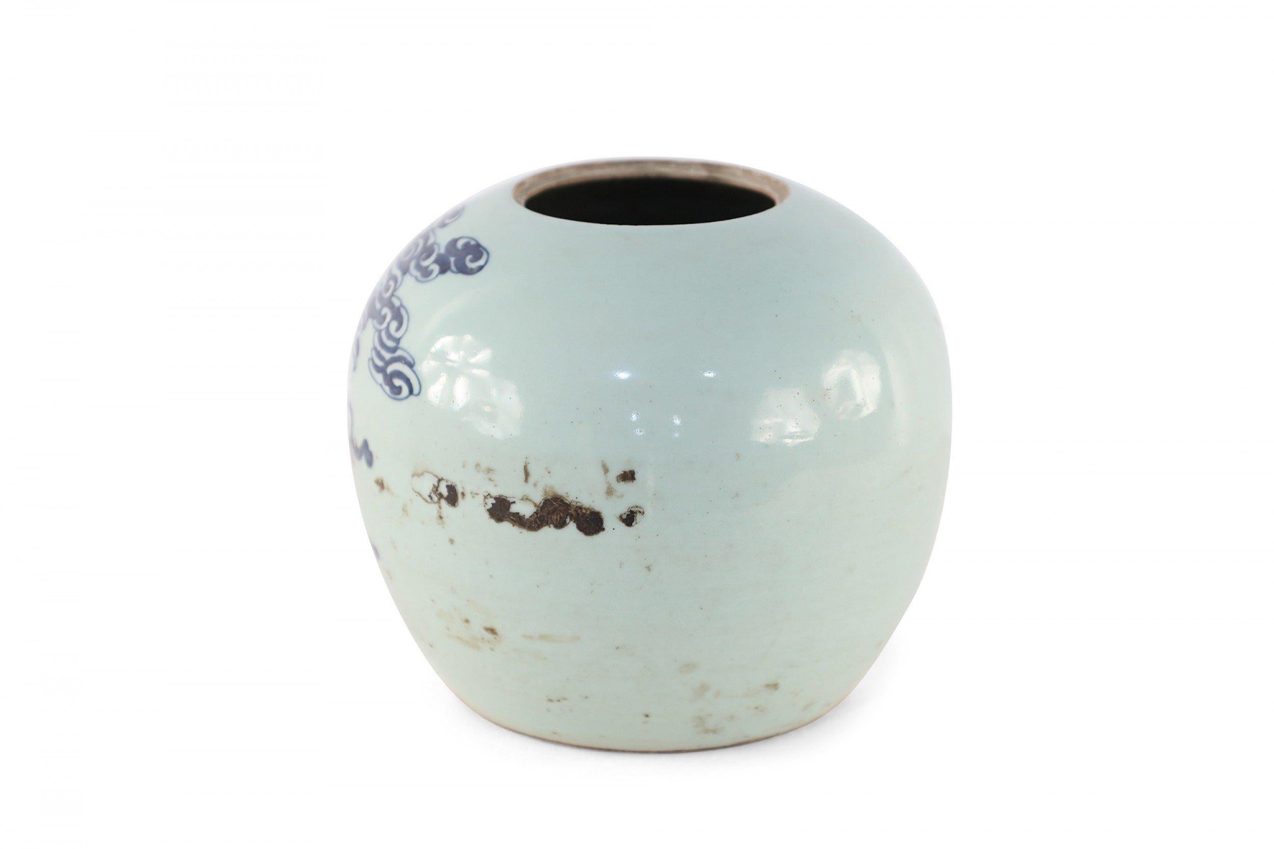 Vase chinois en porcelaine à motif de dragon bleu et céladon en vente 1