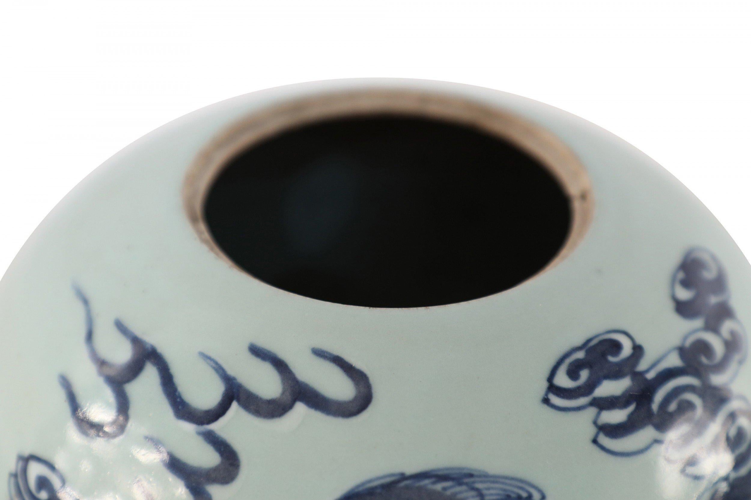 Vase chinois en porcelaine à motif de dragon bleu et céladon en vente 2