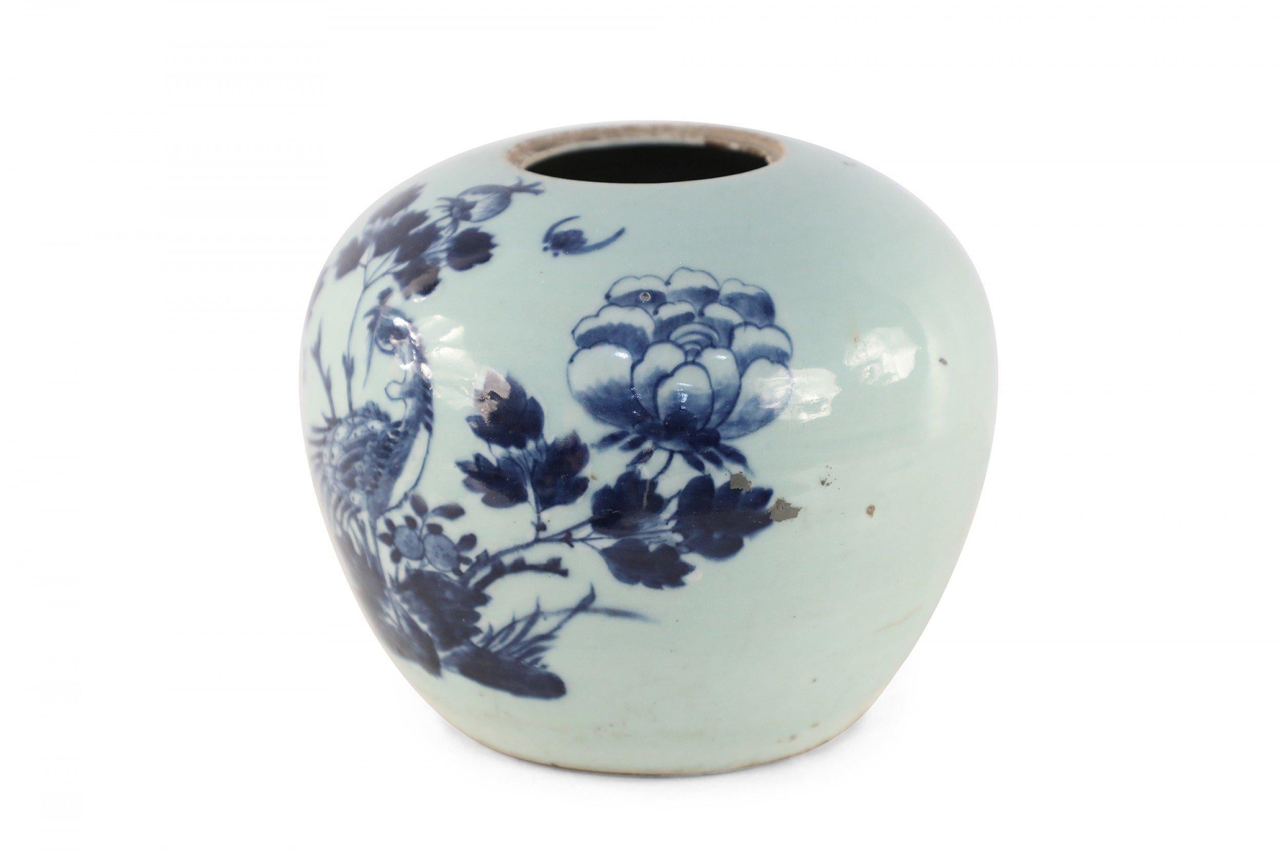 Chinesische Porzellanvase aus Celadon und blauem Pfau (Chinesischer Export) im Angebot