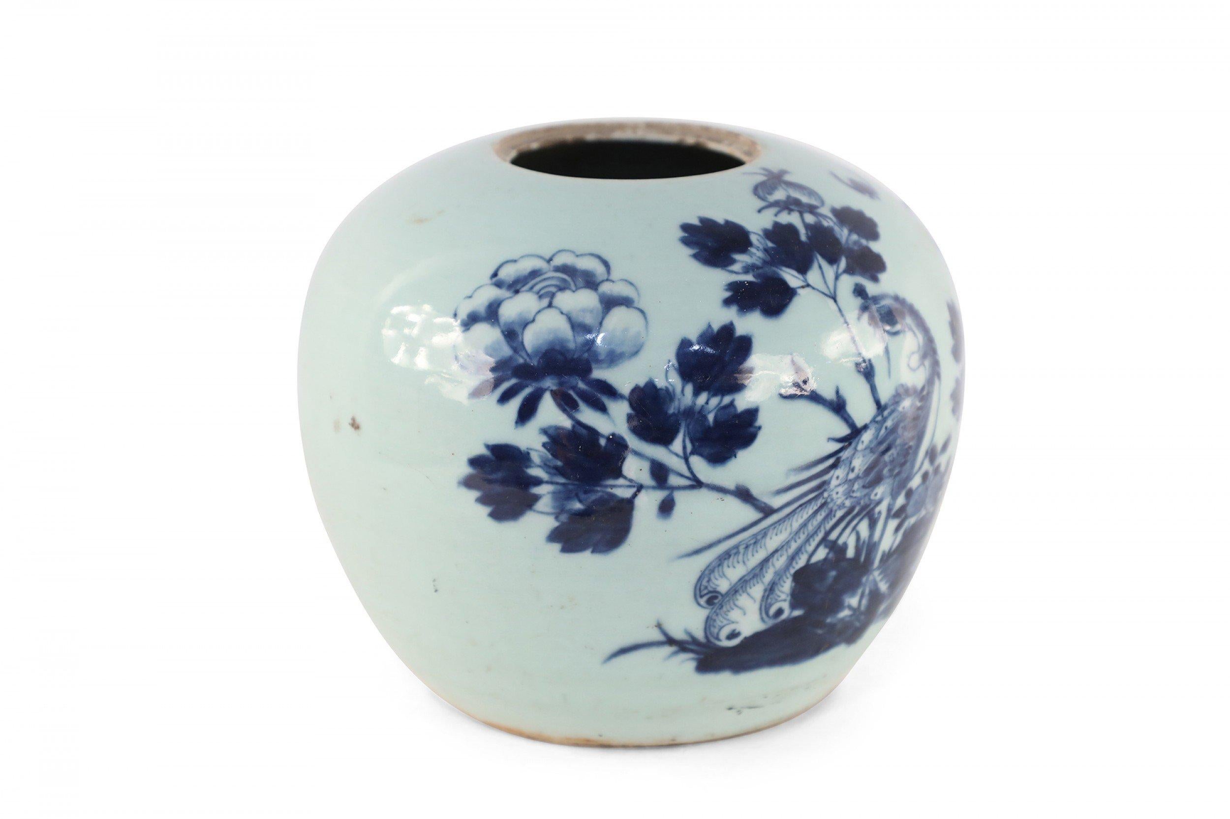 Chinesische Porzellanvase aus Celadon und blauem Pfau im Zustand „Gut“ im Angebot in New York, NY