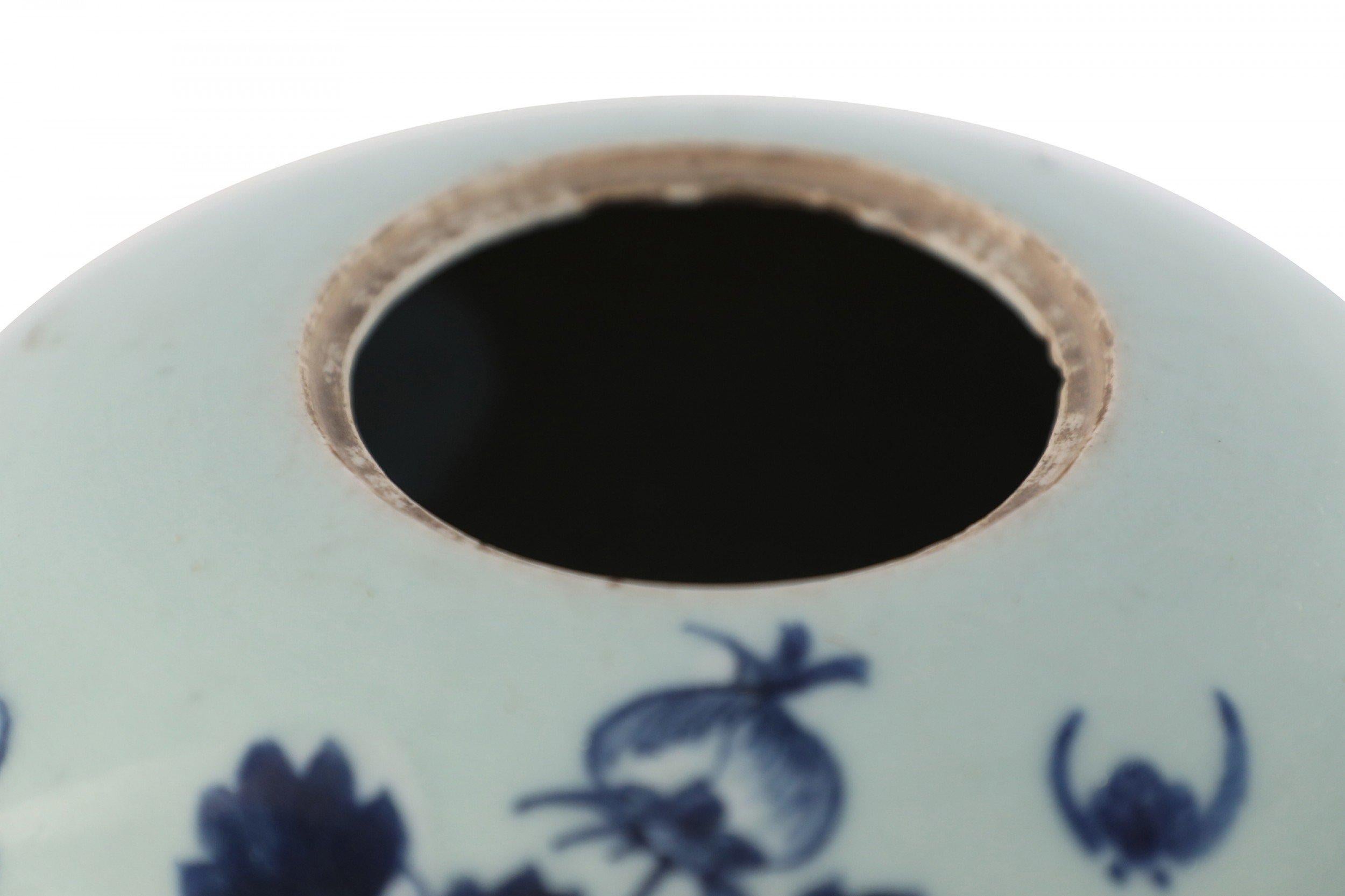Chinesische Porzellanvase aus Celadon und blauem Pfau (20. Jahrhundert) im Angebot