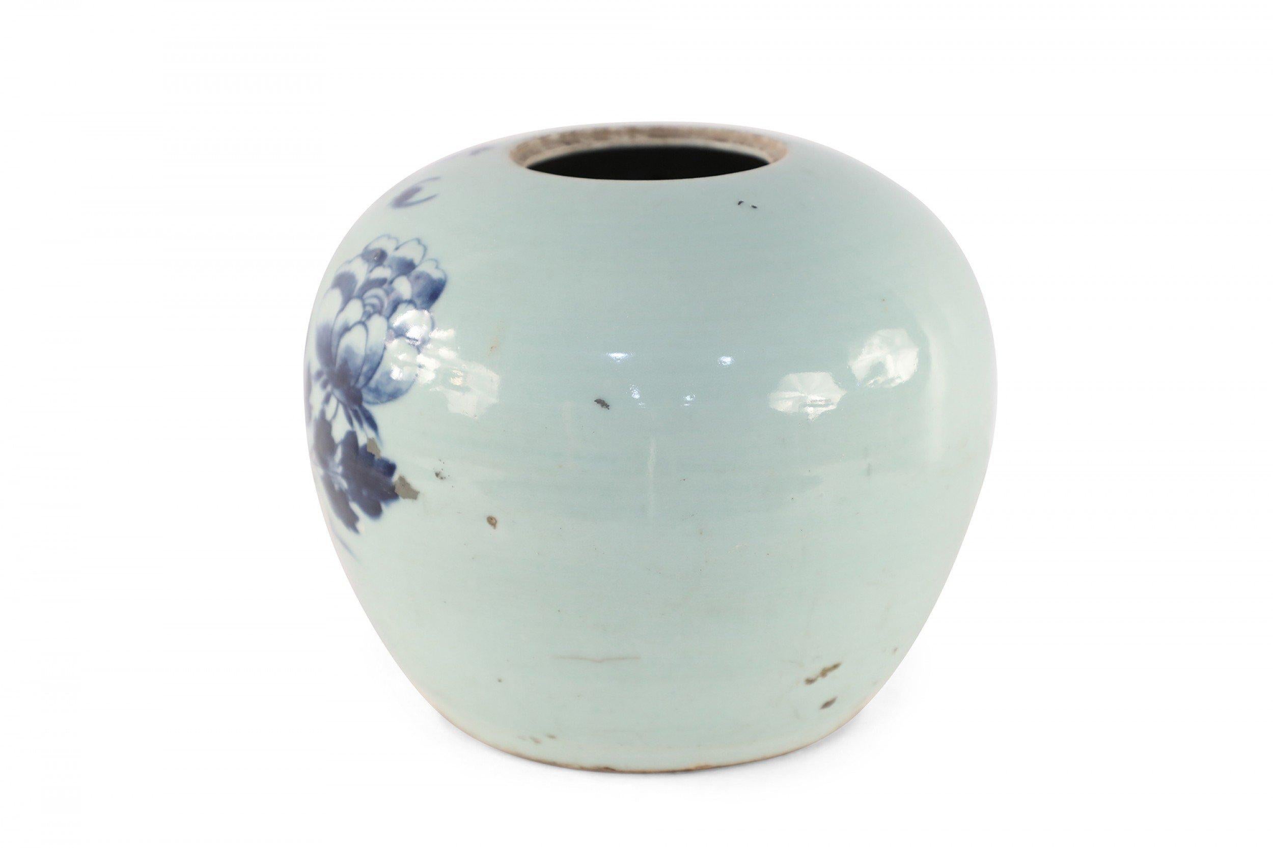 Chinesische Porzellanvase aus Celadon und blauem Pfau im Angebot 1