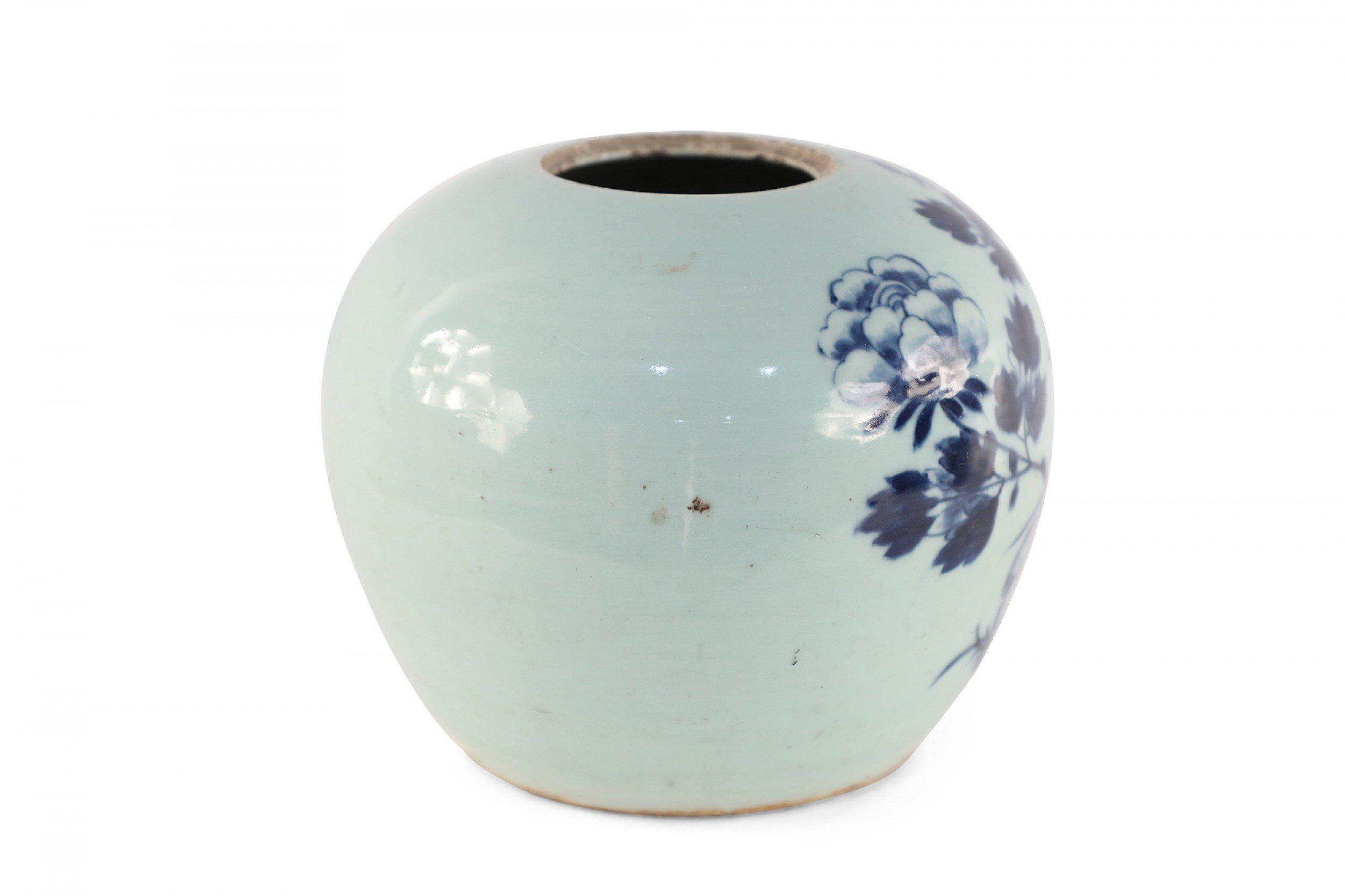 Chinesische Porzellanvase aus Celadon und blauem Pfau im Angebot 2