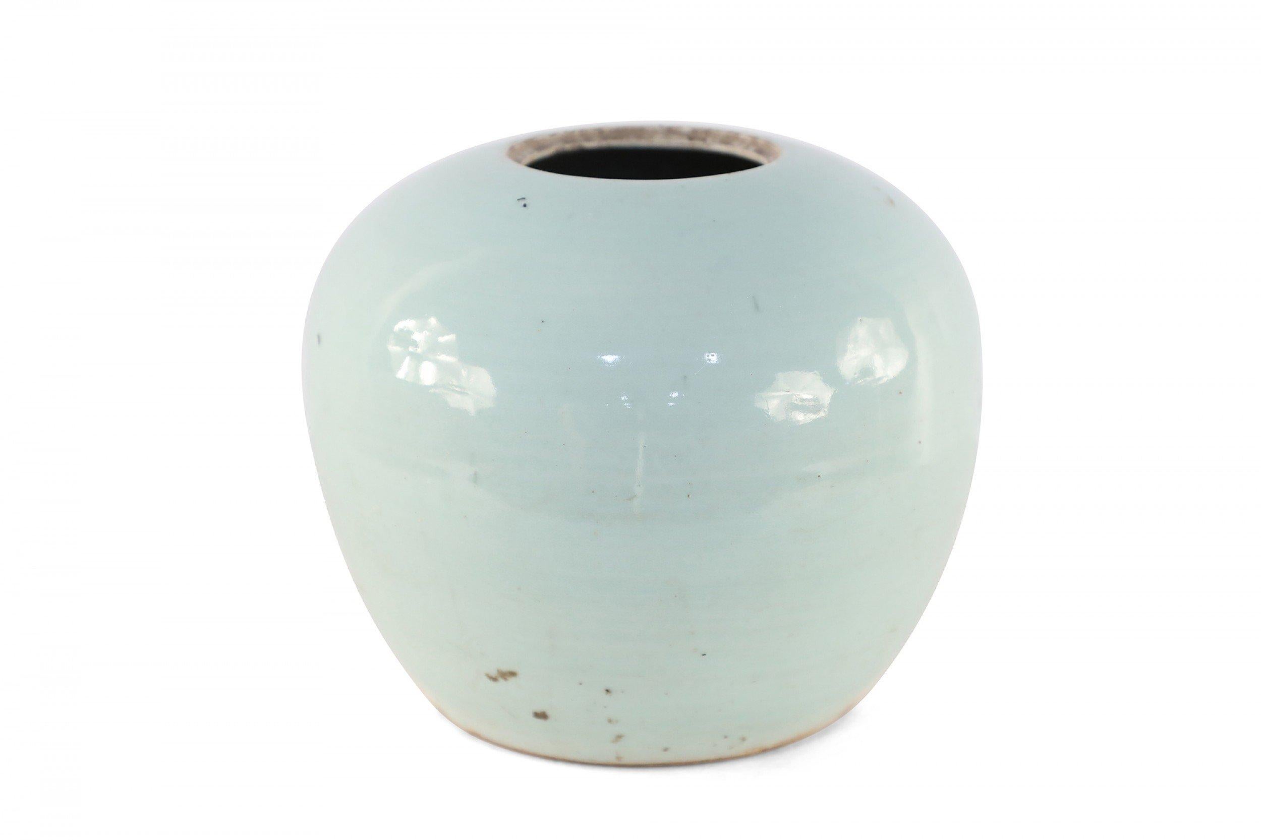 Chinesische Porzellanvase aus Celadon und blauem Pfau im Angebot 3