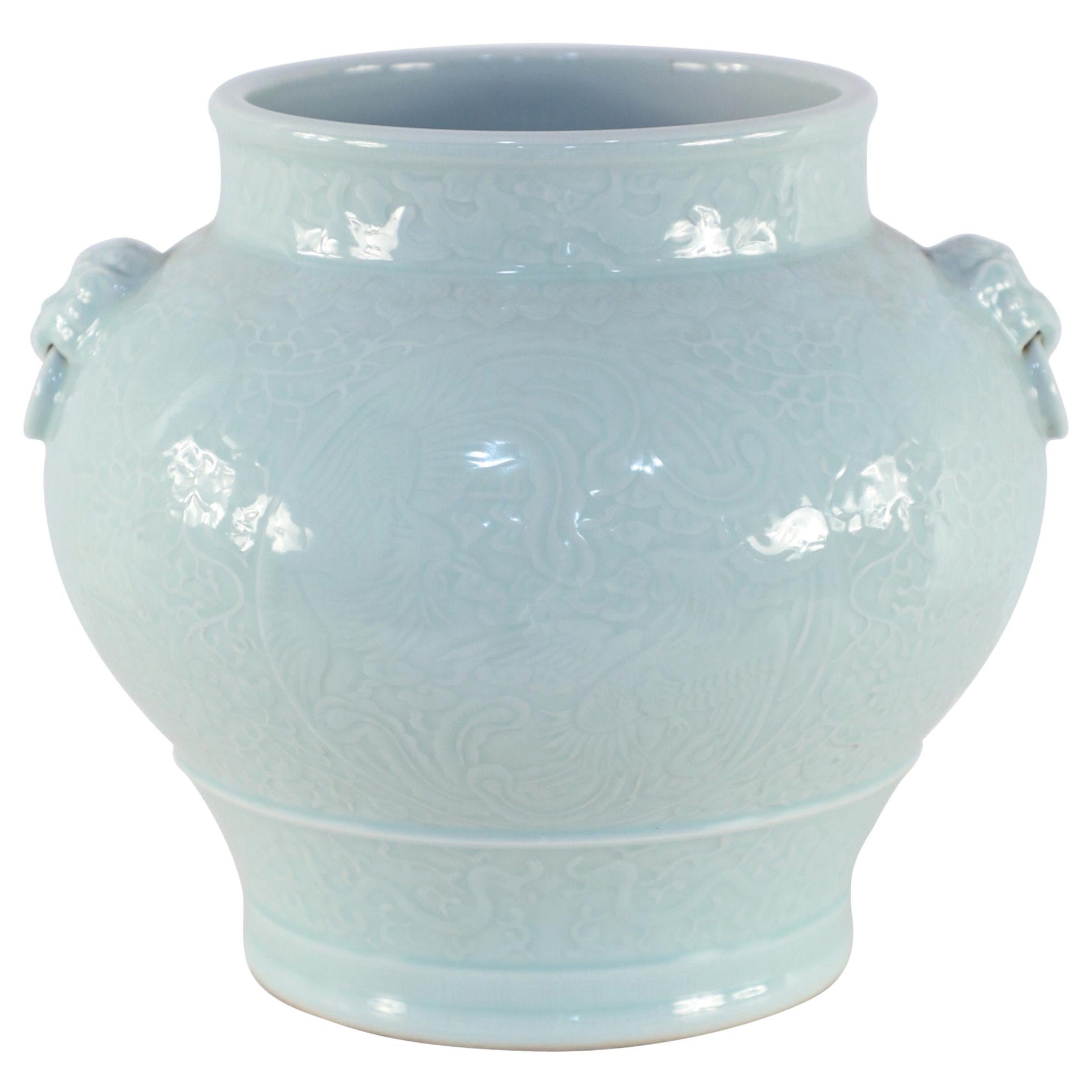 Pot en porcelaine chinoise à motif céladon et ton sur ton