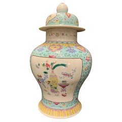 Chinesische Vase aus Celadon und gelbem Porzellan, handbemalt