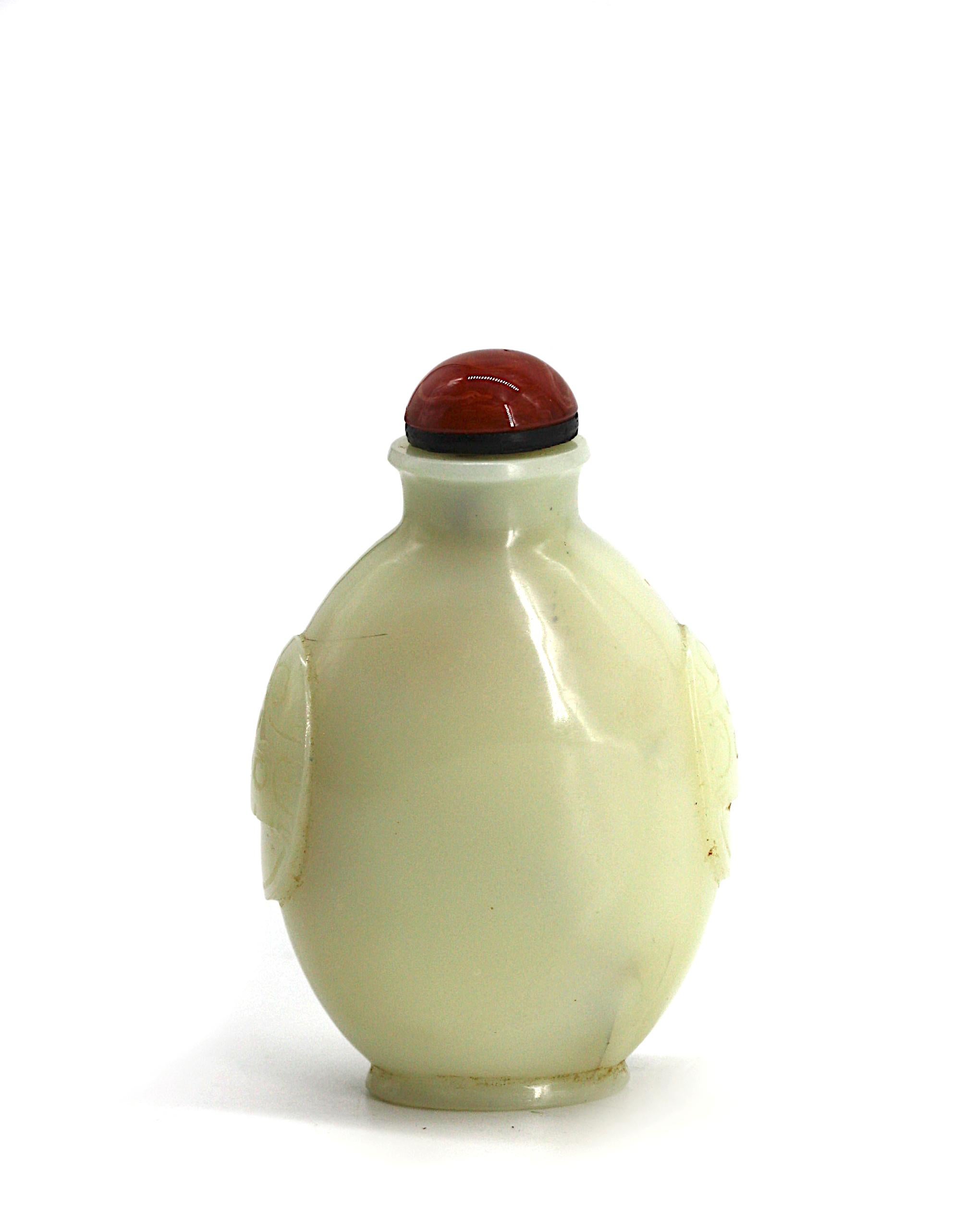 Bouteille à priser chinoise en verre céladon
Ovale avec masque aplati et anses en anneau sur les côtés, sur un pied surélevé, capuchon en agate avec pelle.
Hauteur 3 pouces.
Rapport de condition
Bon état.