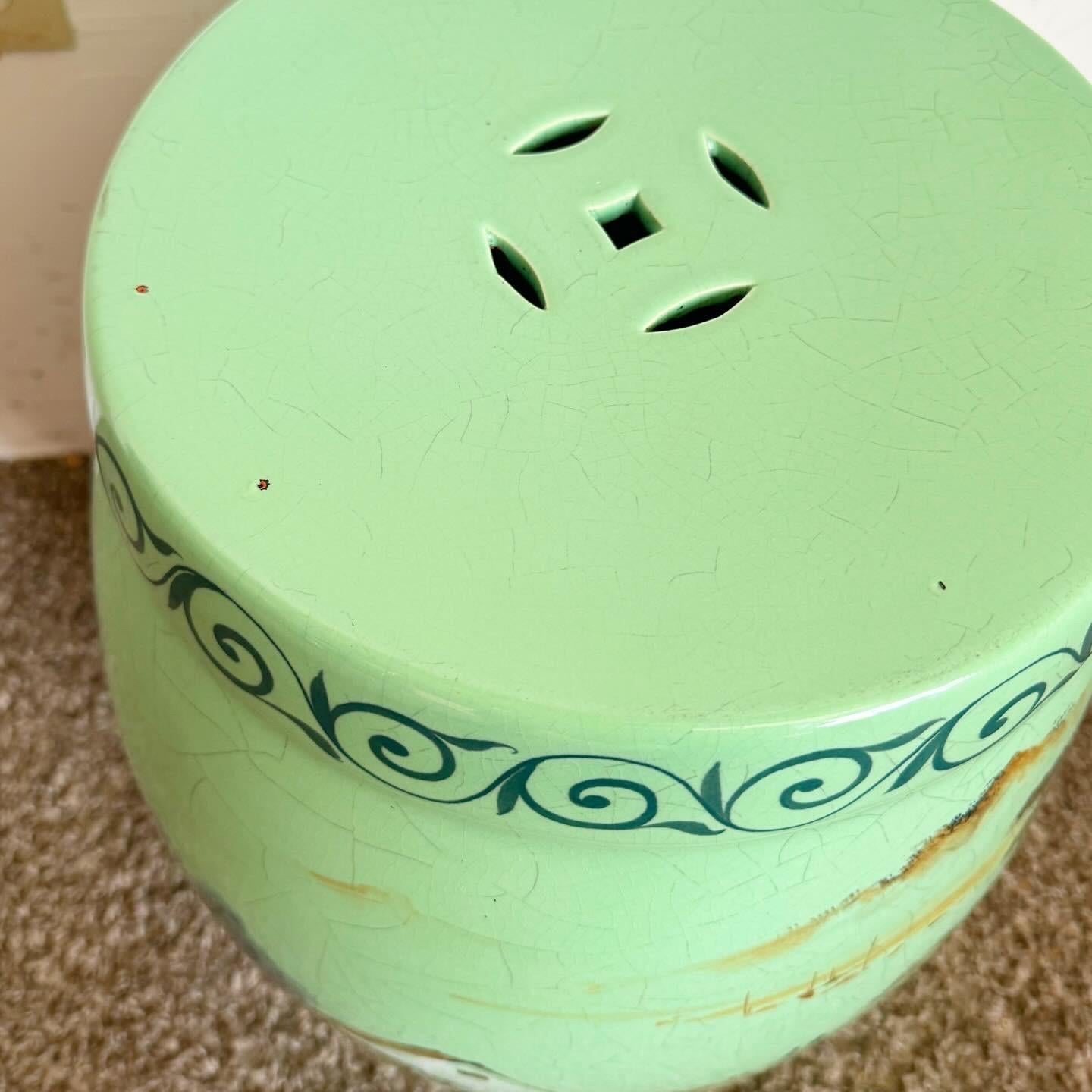 Découvrez l'élégance intemporelle du design chinois traditionnel avec cet exquis tabouret de jardin en porcelaine émaillée céladon. Fabriqué en porcelaine de haute qualité, ce tabouret présente une magnifique glaçure céladon, connue pour sa teinte