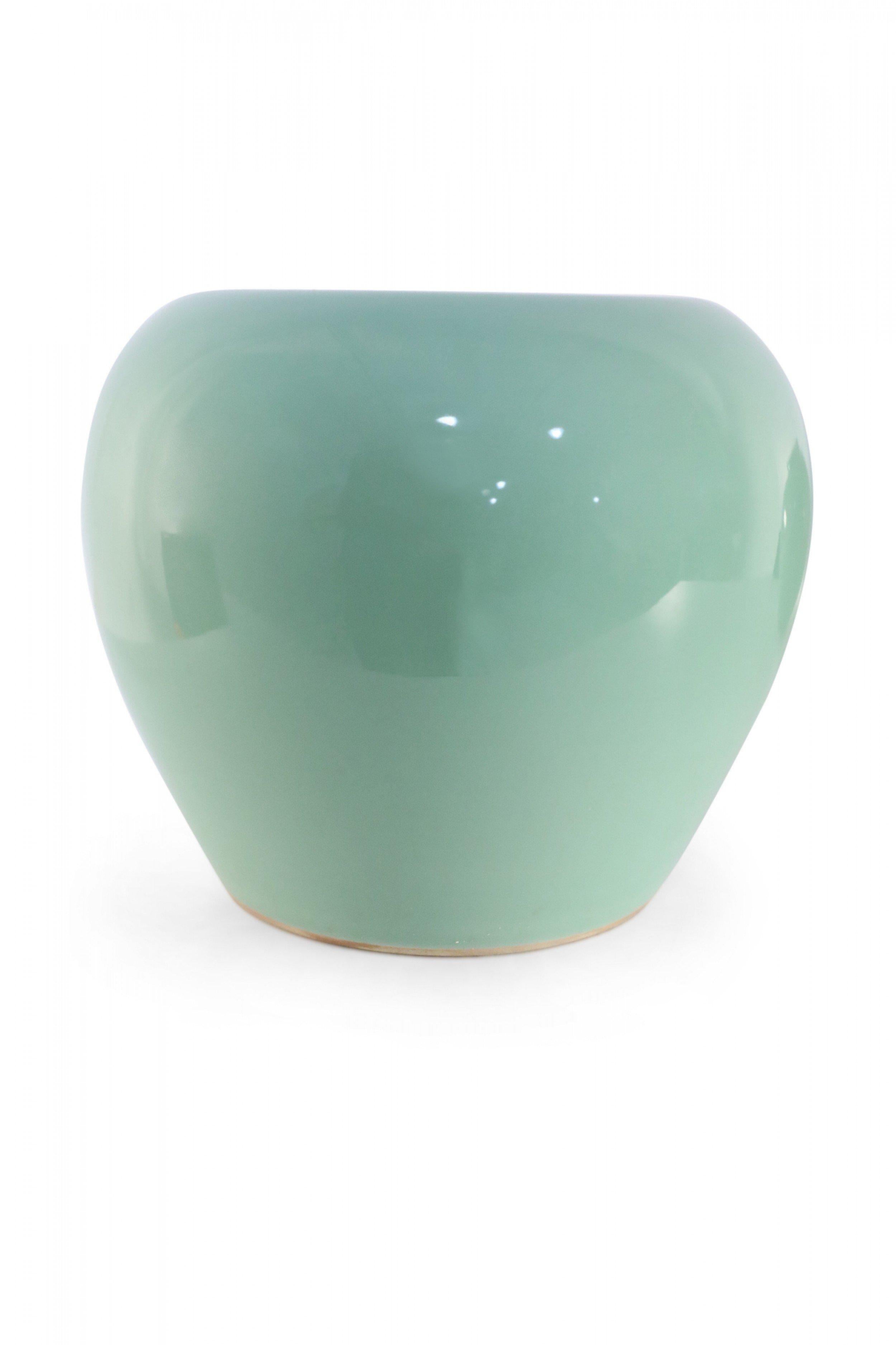 Pot en porcelaine émaillée céladon de Chine Bon état - En vente à New York, NY