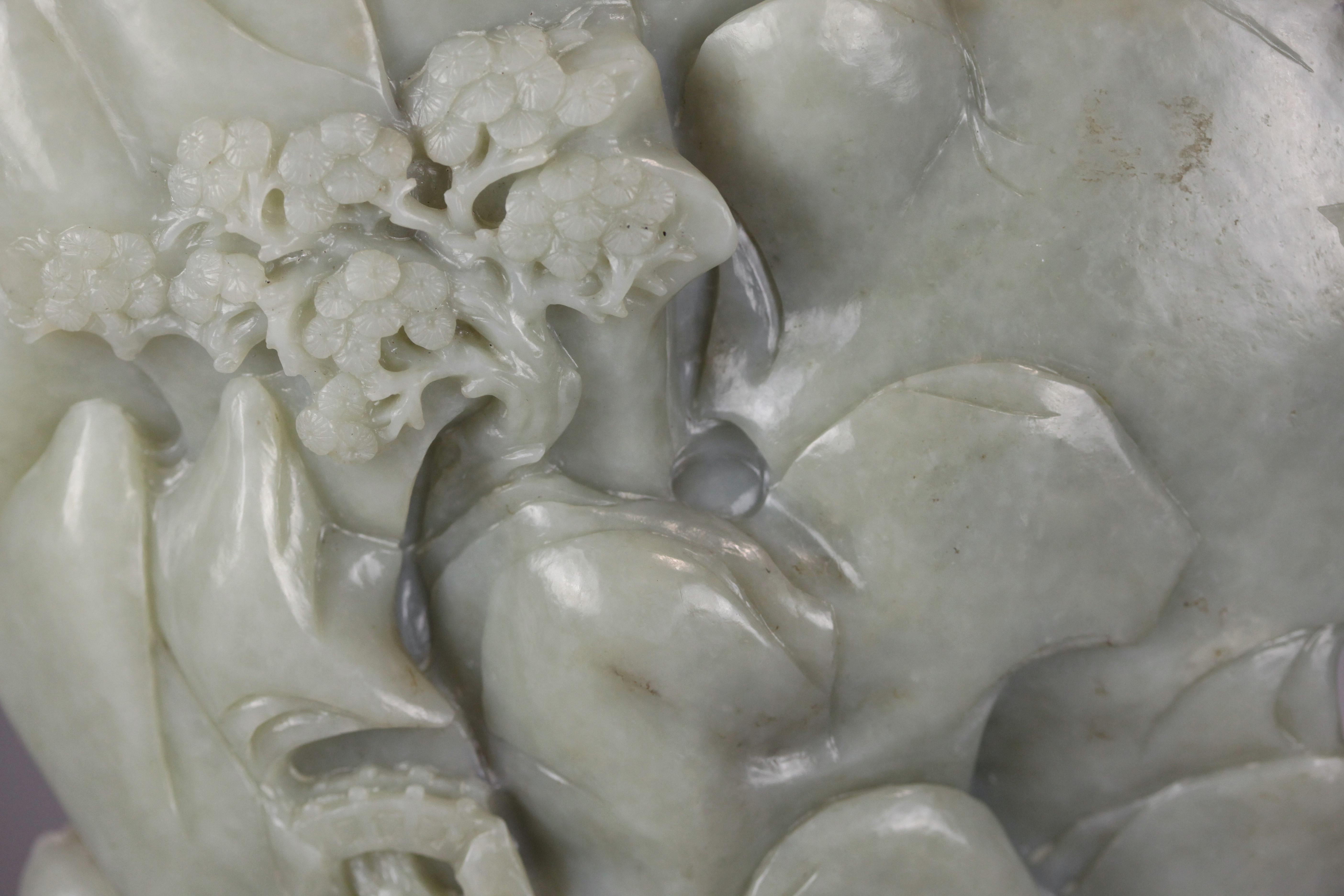 Scultura in giada celadon cinese raffigurante un paesaggio in vendita 4