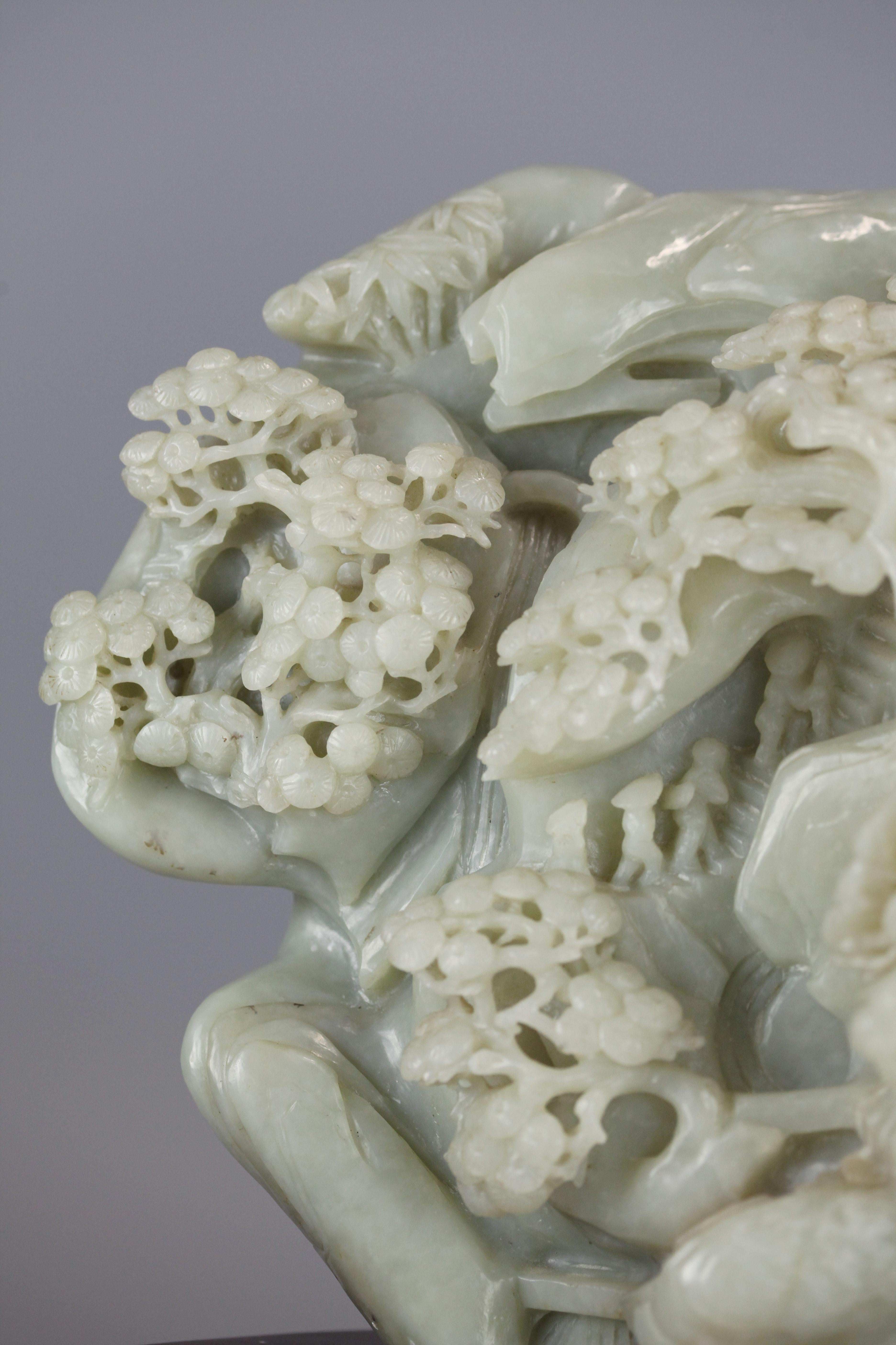 Cinese Scultura in giada celadon cinese raffigurante un paesaggio in vendita
