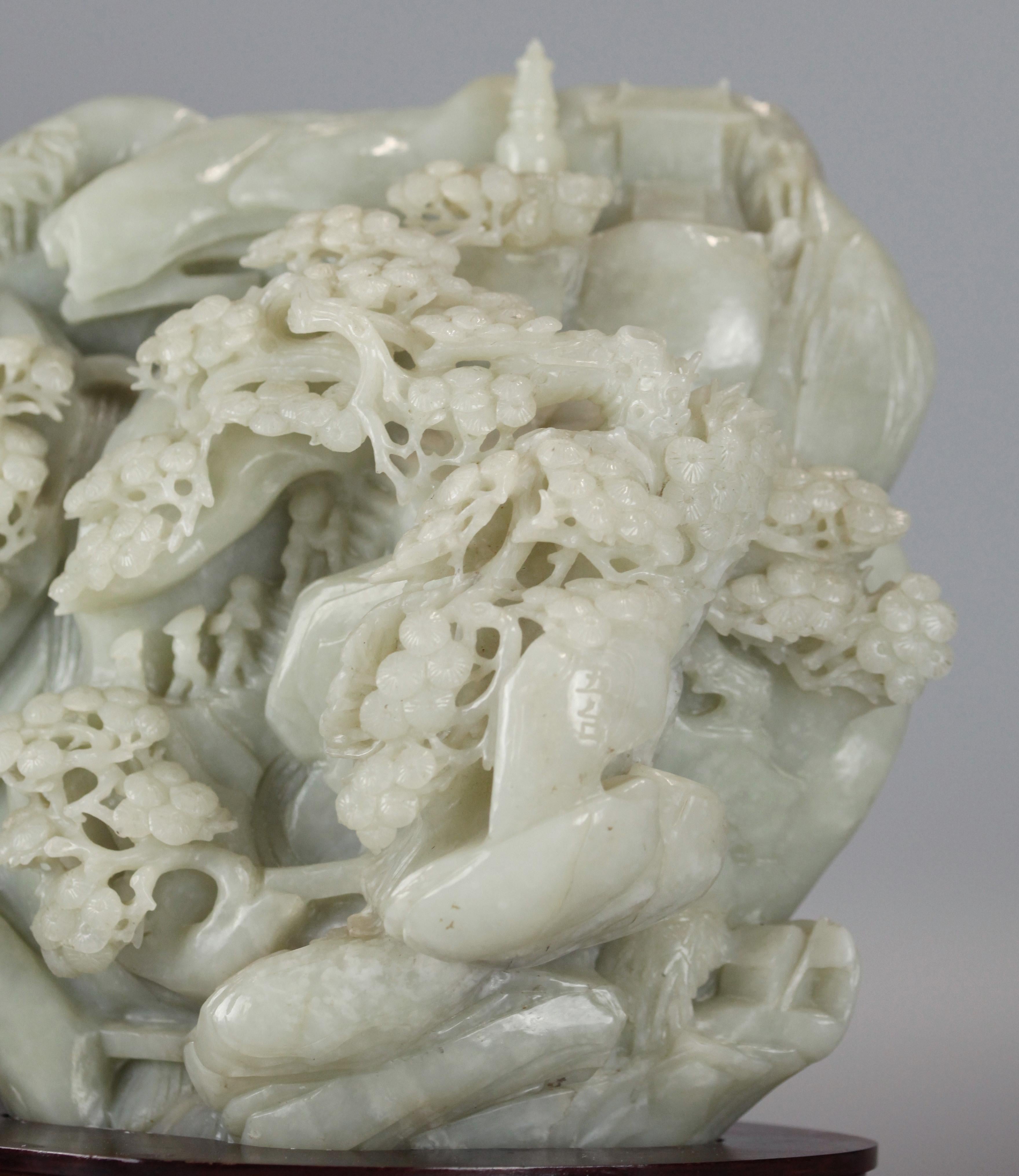 Scultura in giada celadon cinese raffigurante un paesaggio In condizioni buone in vendita a New York, NY