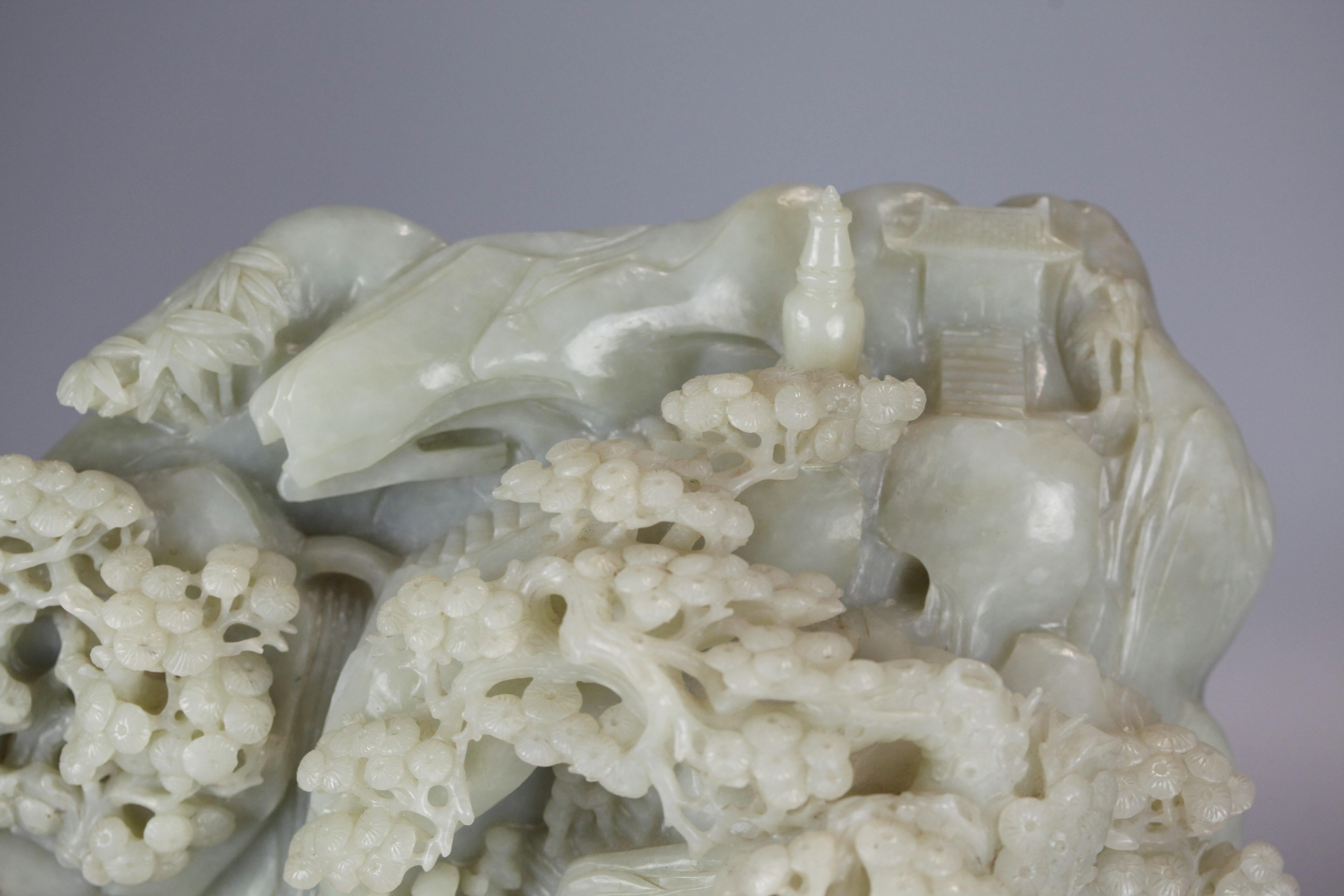 XX secolo Scultura in giada celadon cinese raffigurante un paesaggio in vendita