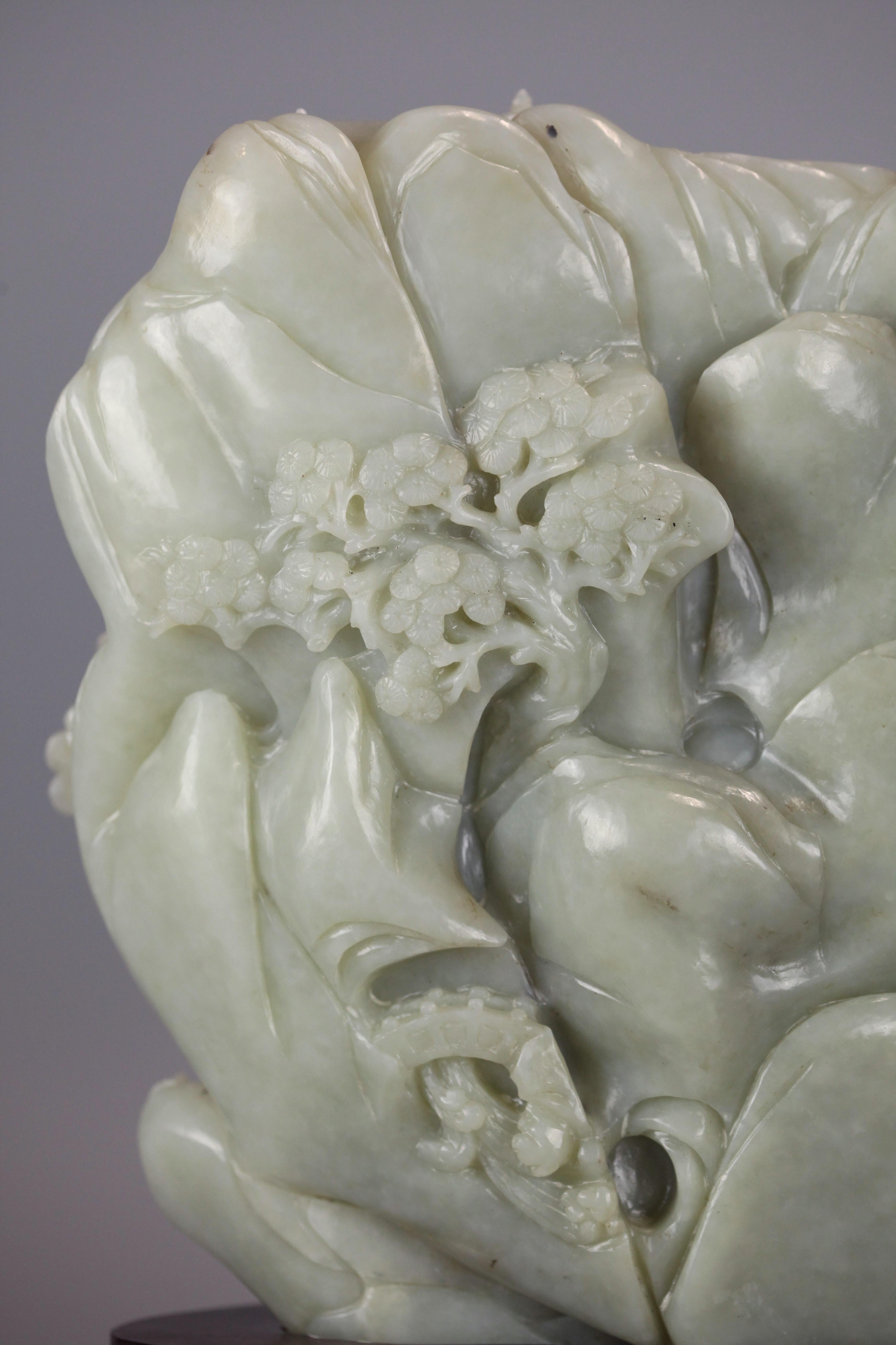 Scultura in giada celadon cinese raffigurante un paesaggio in vendita 1
