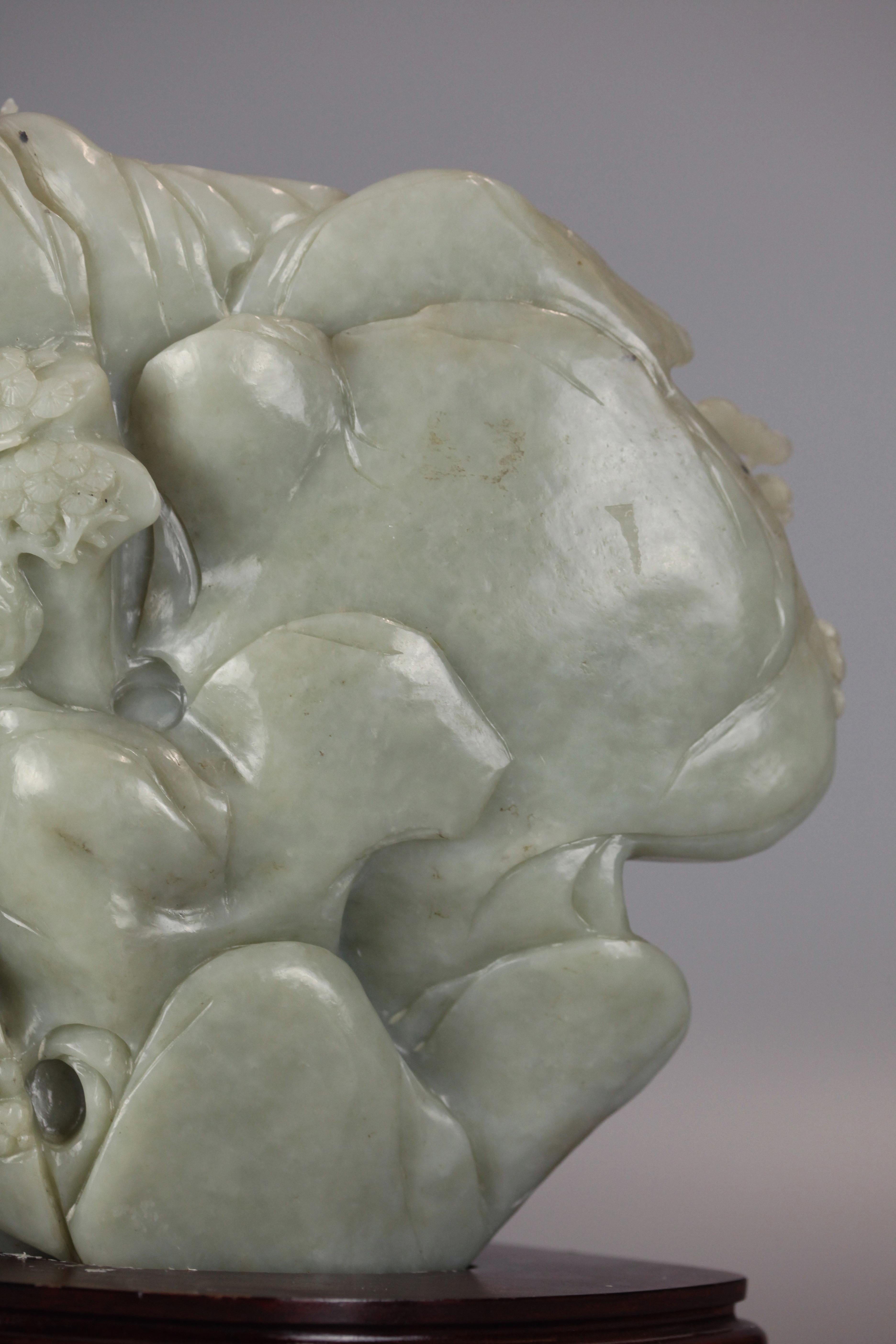 Scultura in giada celadon cinese raffigurante un paesaggio in vendita 2