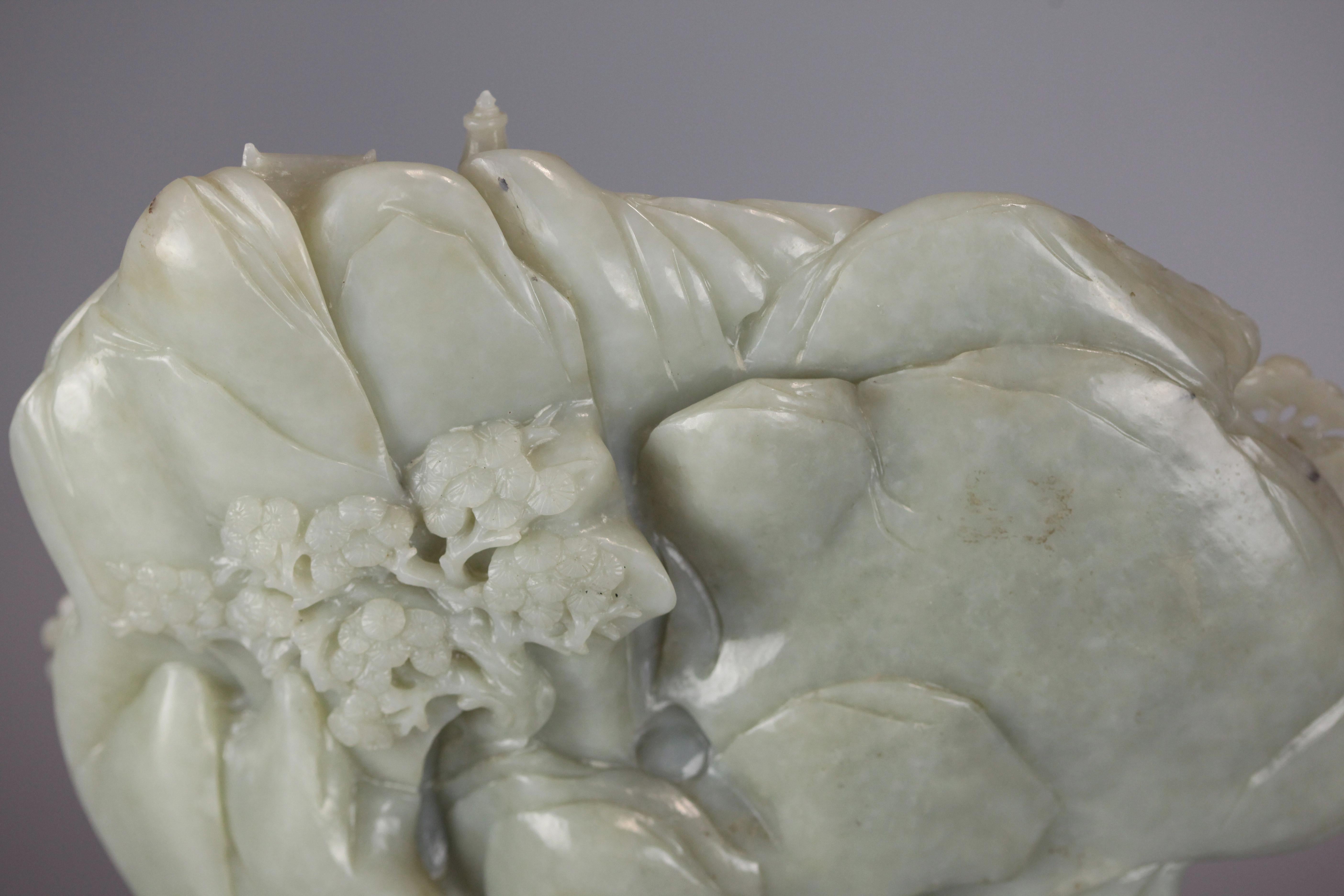 Scultura in giada celadon cinese raffigurante un paesaggio in vendita 3