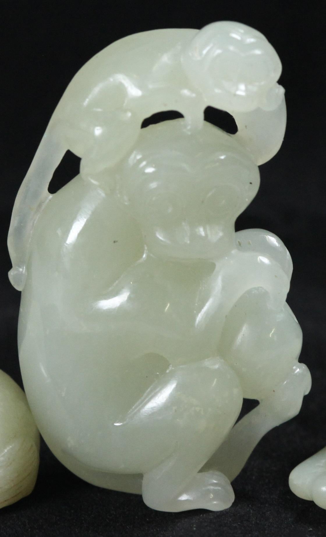 Talla china de jade celadón de un mono Chino en venta