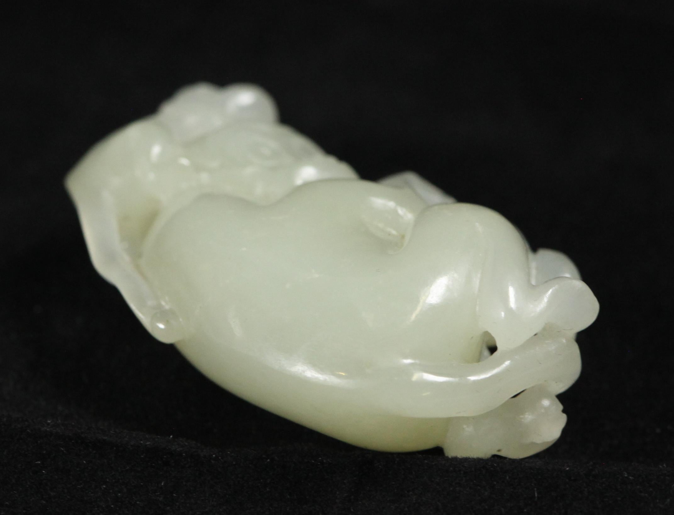 Talla china de jade celadón de un mono siglo XX en venta