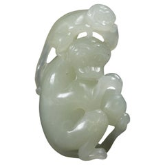 Talla china de jade celadón de un mono