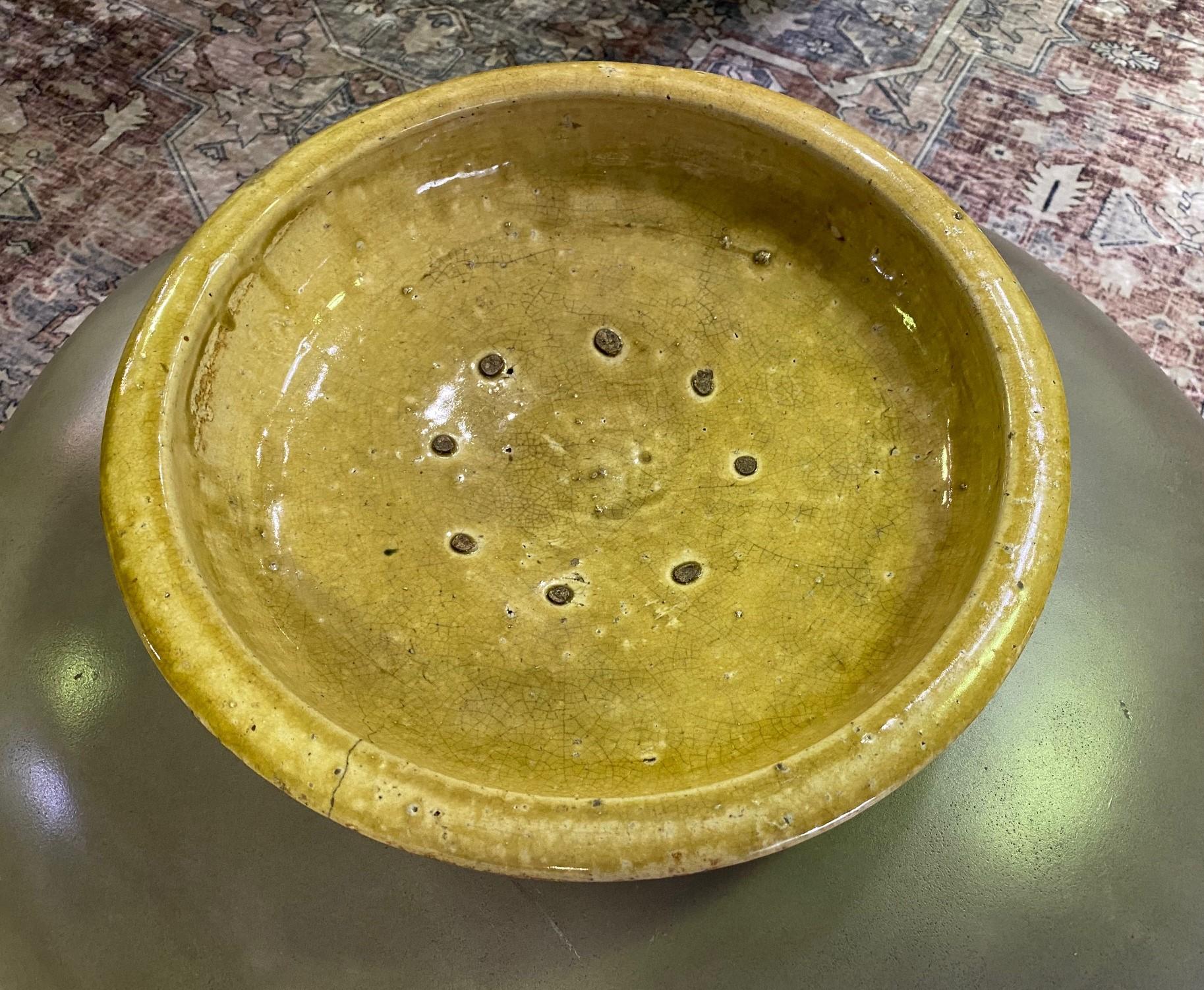 Chinese Celadon Large Heavy Yellow Glazed Footed Bowl, Qing Dynasty In Good Condition For Sale In Studio City, CA