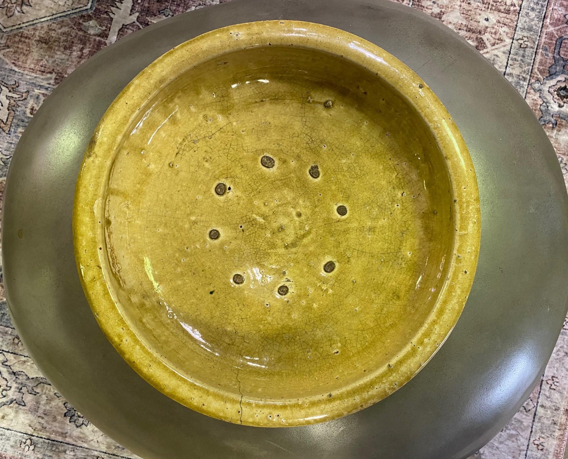 Smaltato Ciotola con piede in Celadon cinese o giapponese, grande e pesante, smaltata di giallo, dinastia Qing in vendita
