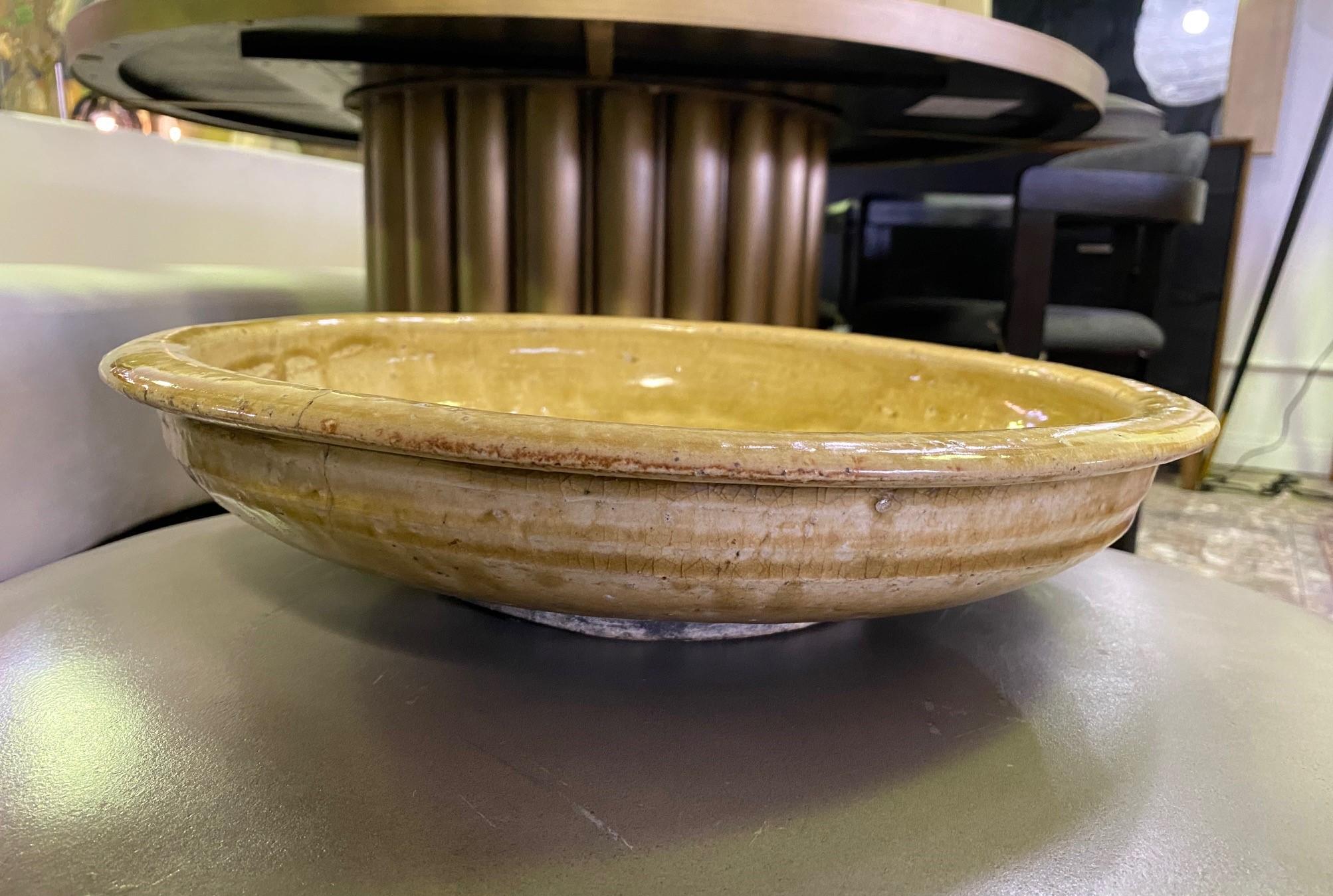 Terracotta Ciotola con piede in Celadon cinese o giapponese, grande e pesante, smaltata di giallo, dinastia Qing in vendita