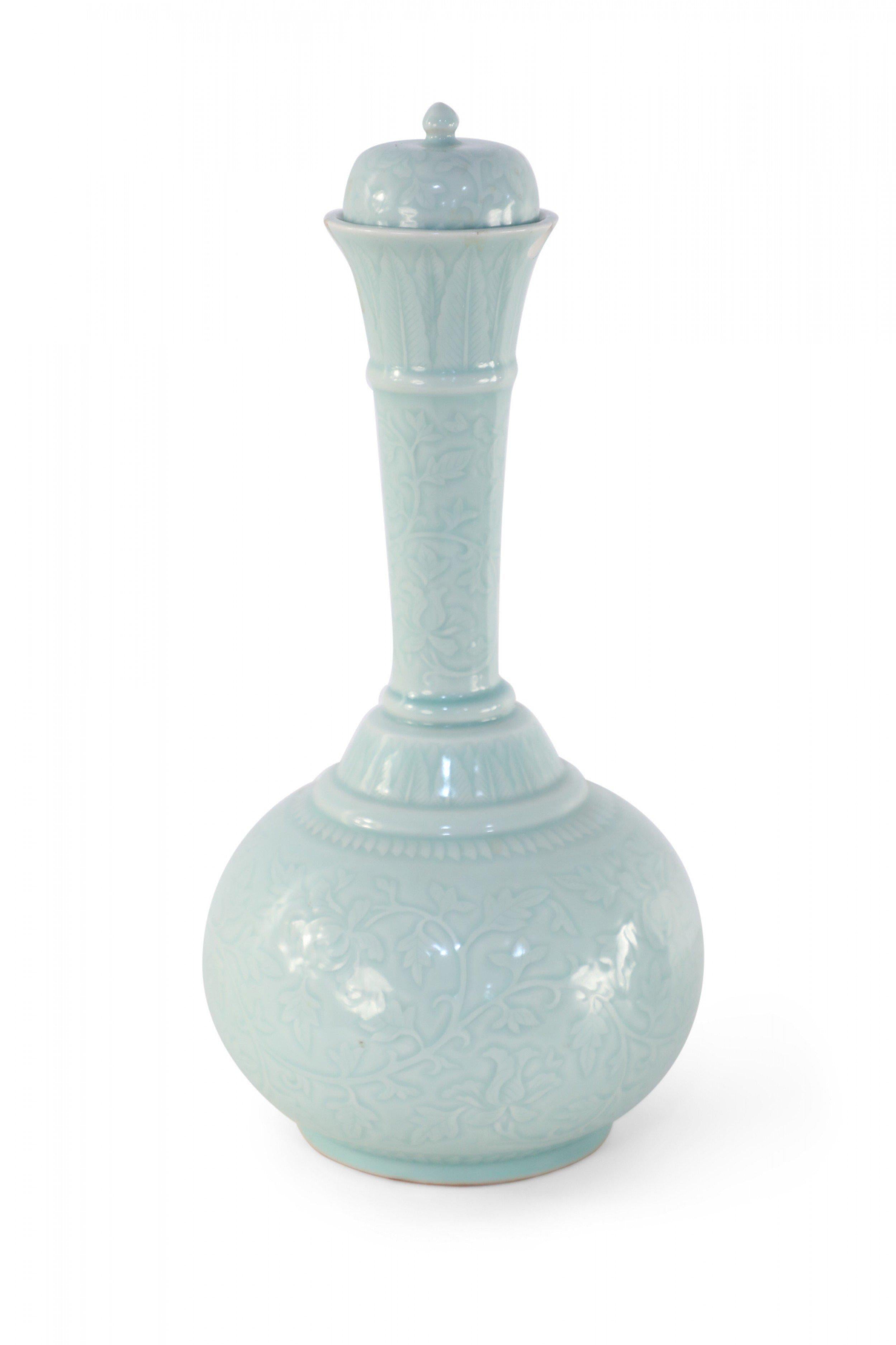 Chinois Vase chinois du 20ème siècle en porcelaine à couvercle céladon en vente