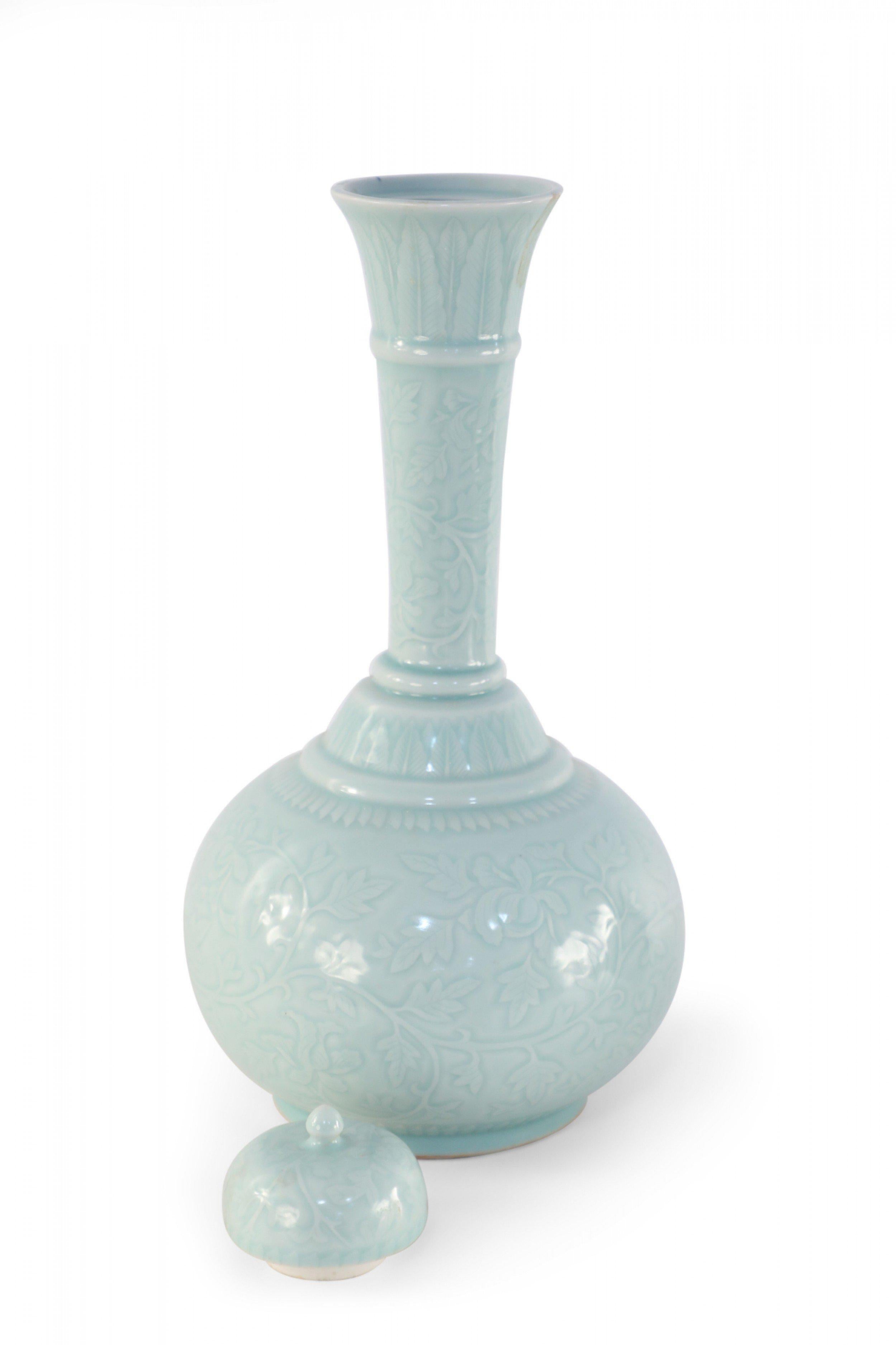 Porcelaine Vase chinois du 20ème siècle en porcelaine à couvercle céladon en vente