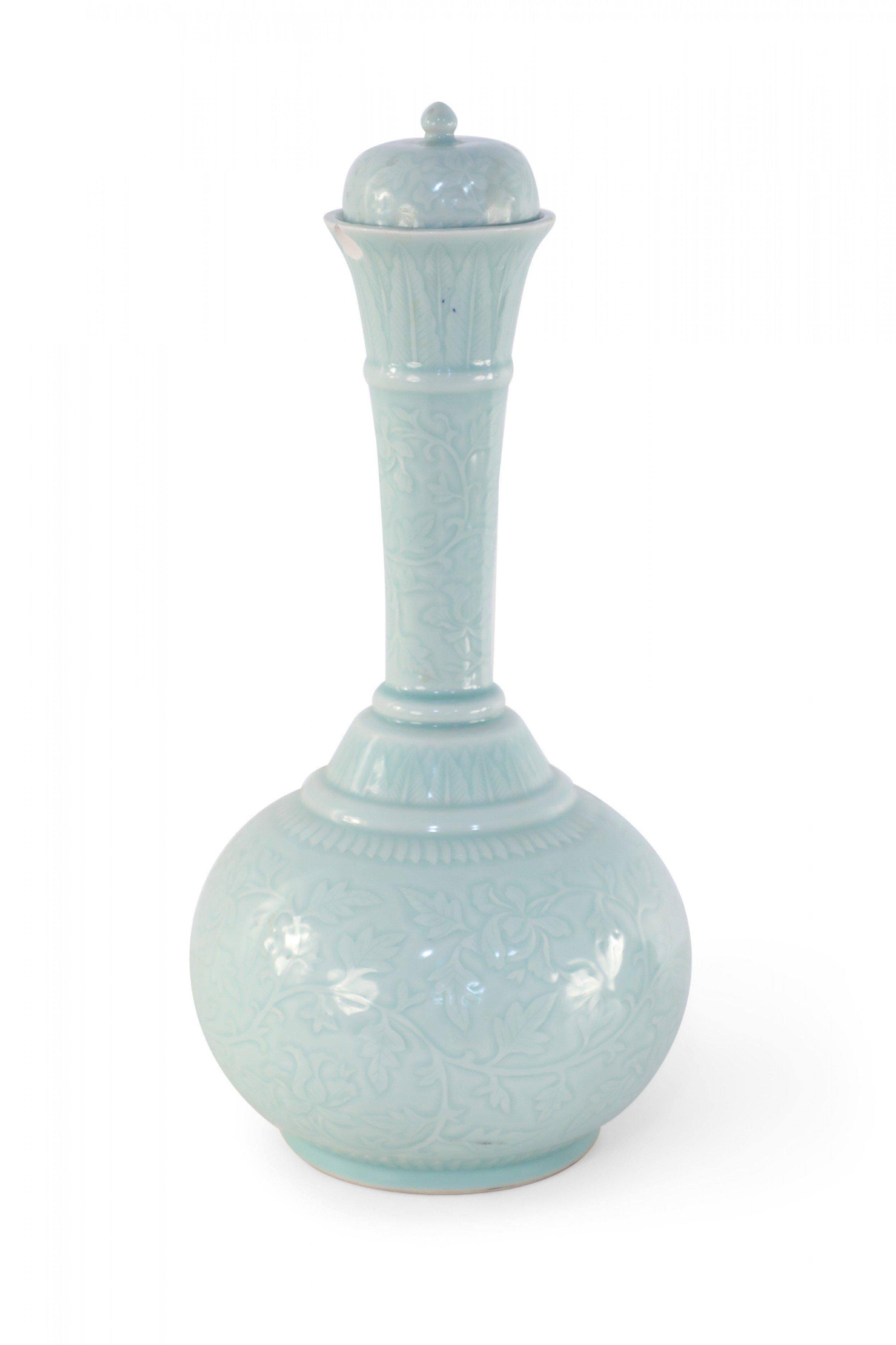 Vase chinois du 20ème siècle en porcelaine à couvercle céladon en vente 1