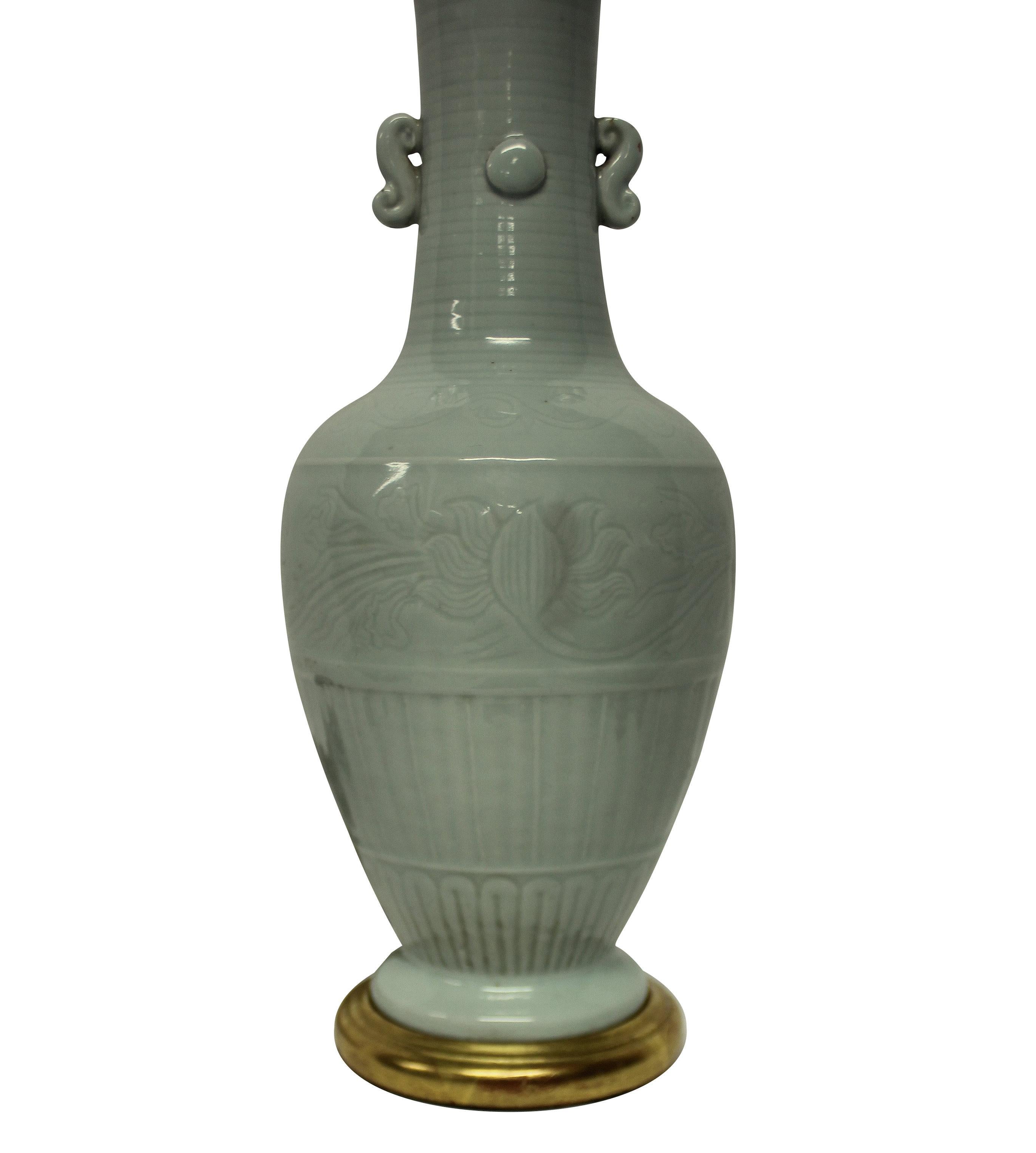 Lampe à vase en porcelaine chinoise céladon, avec une base tournée et dorée à l'eau et des accessoires en laiton.