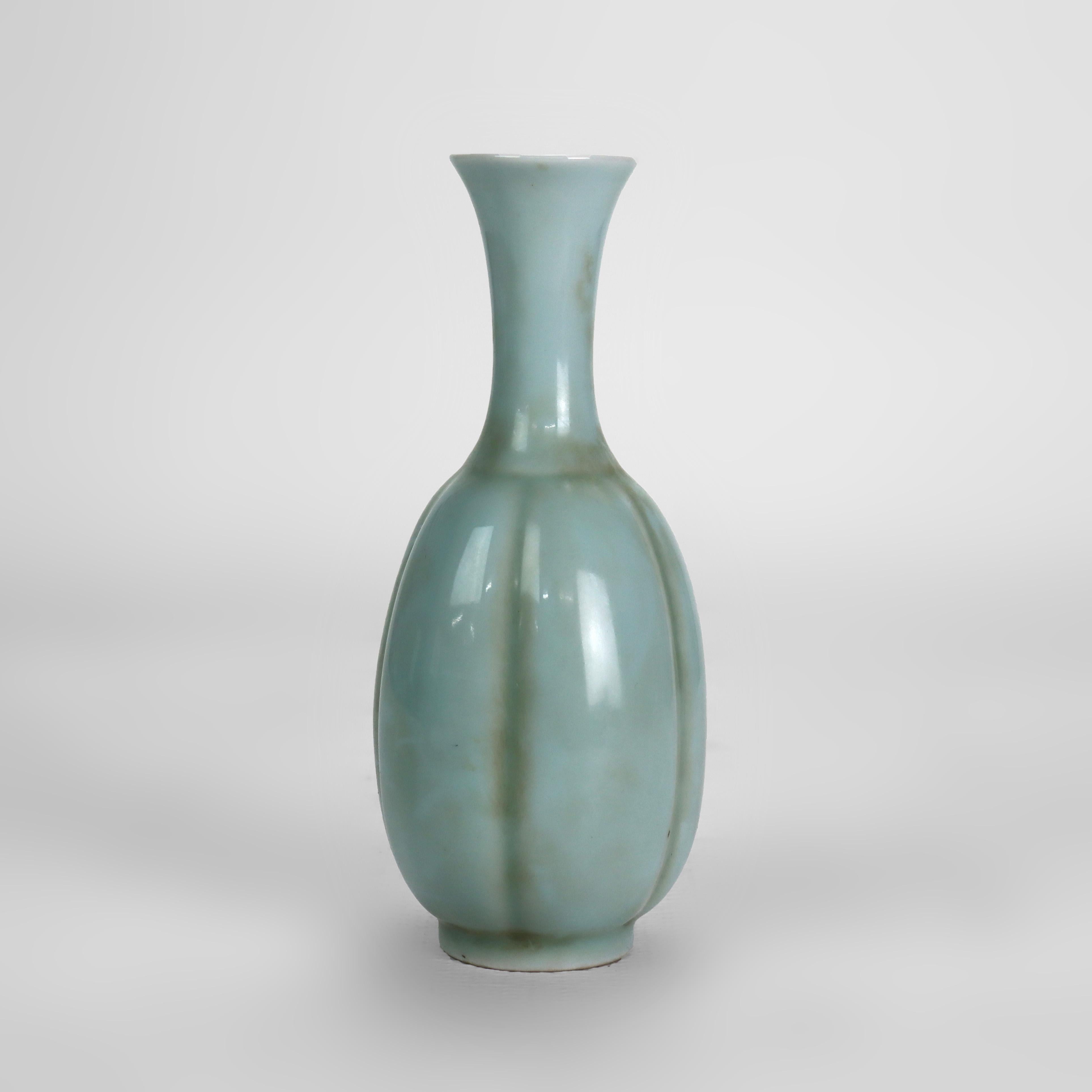 Chinese Celadon Porcelain Melon Ribbed Vase Signed 20thC en Bueno estado para la venta en Big Flats, NY
