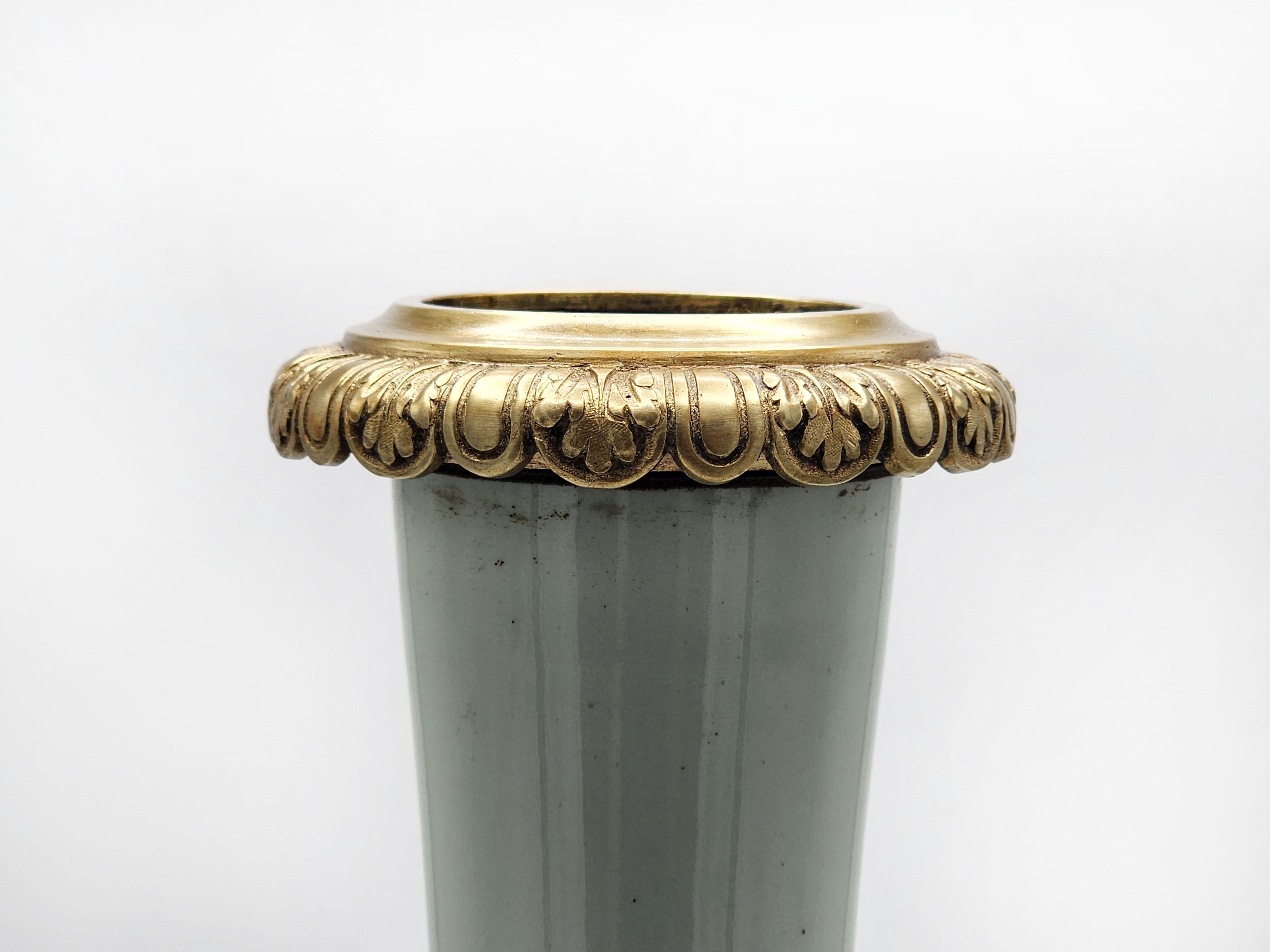 Belle Époque Vaso cinese in porcellana celadon con bronzo in vendita