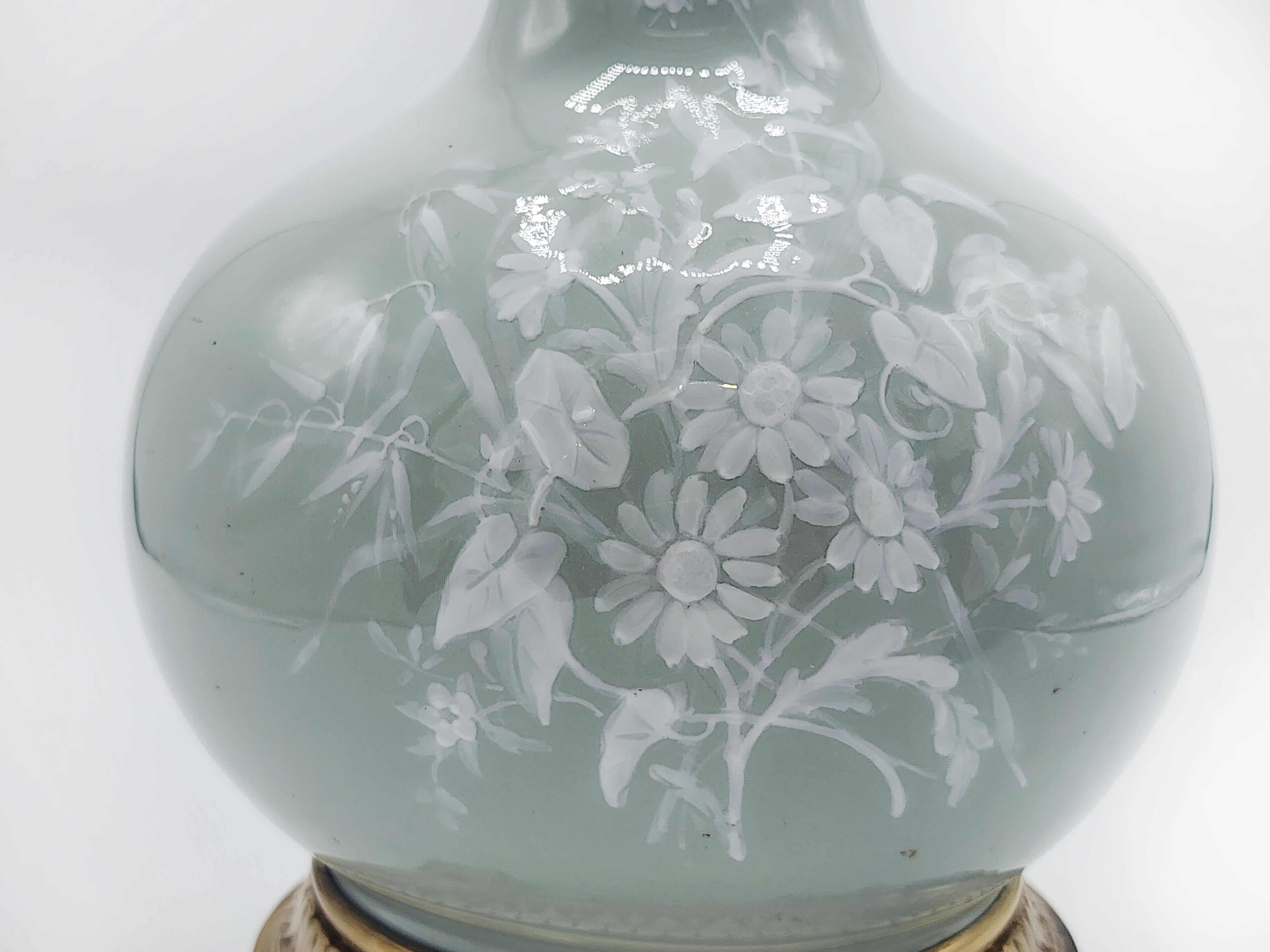 Francese Vaso cinese in porcellana celadon con bronzo in vendita