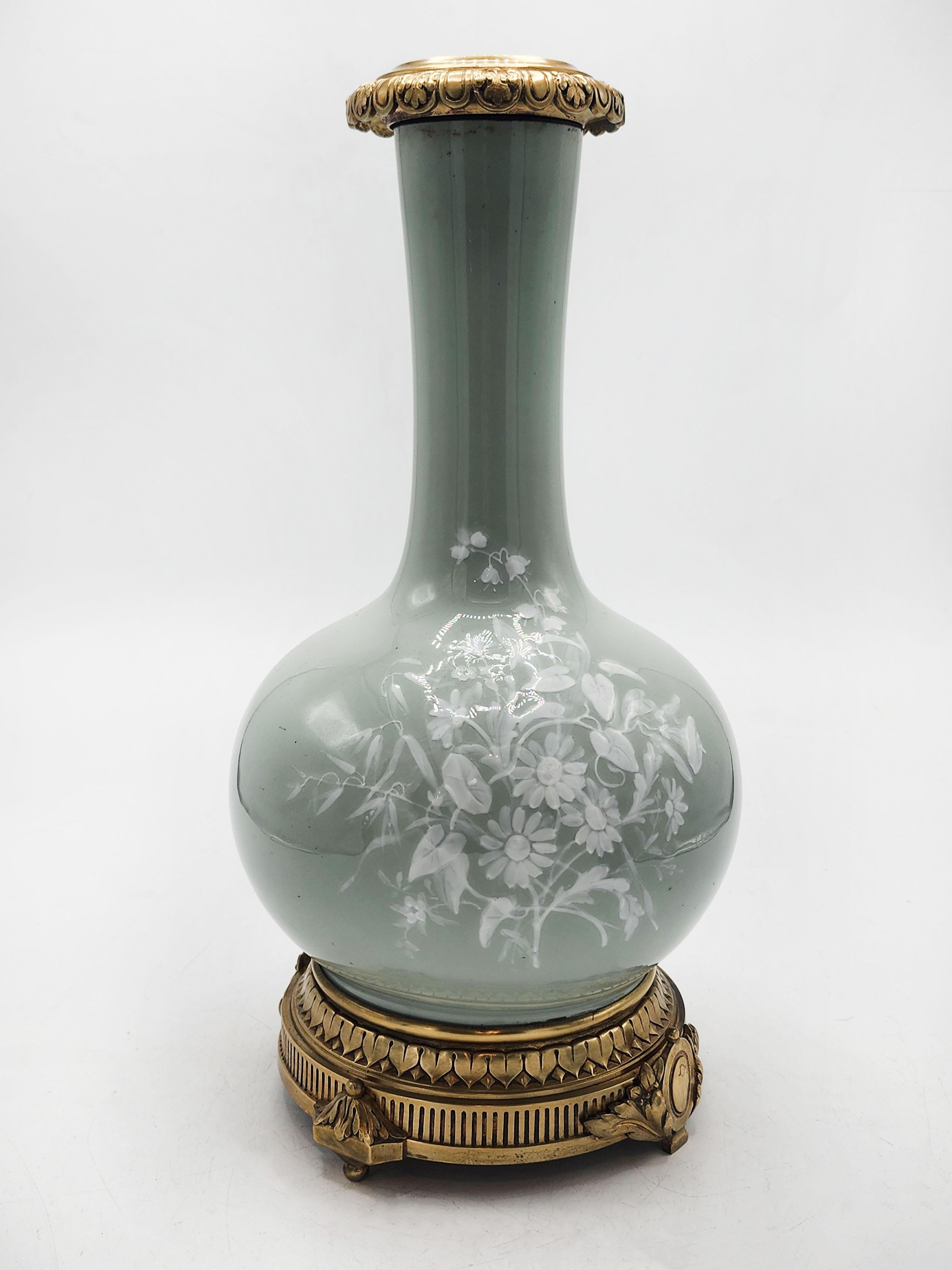 Fatto a mano Vaso cinese in porcellana celadon con bronzo in vendita