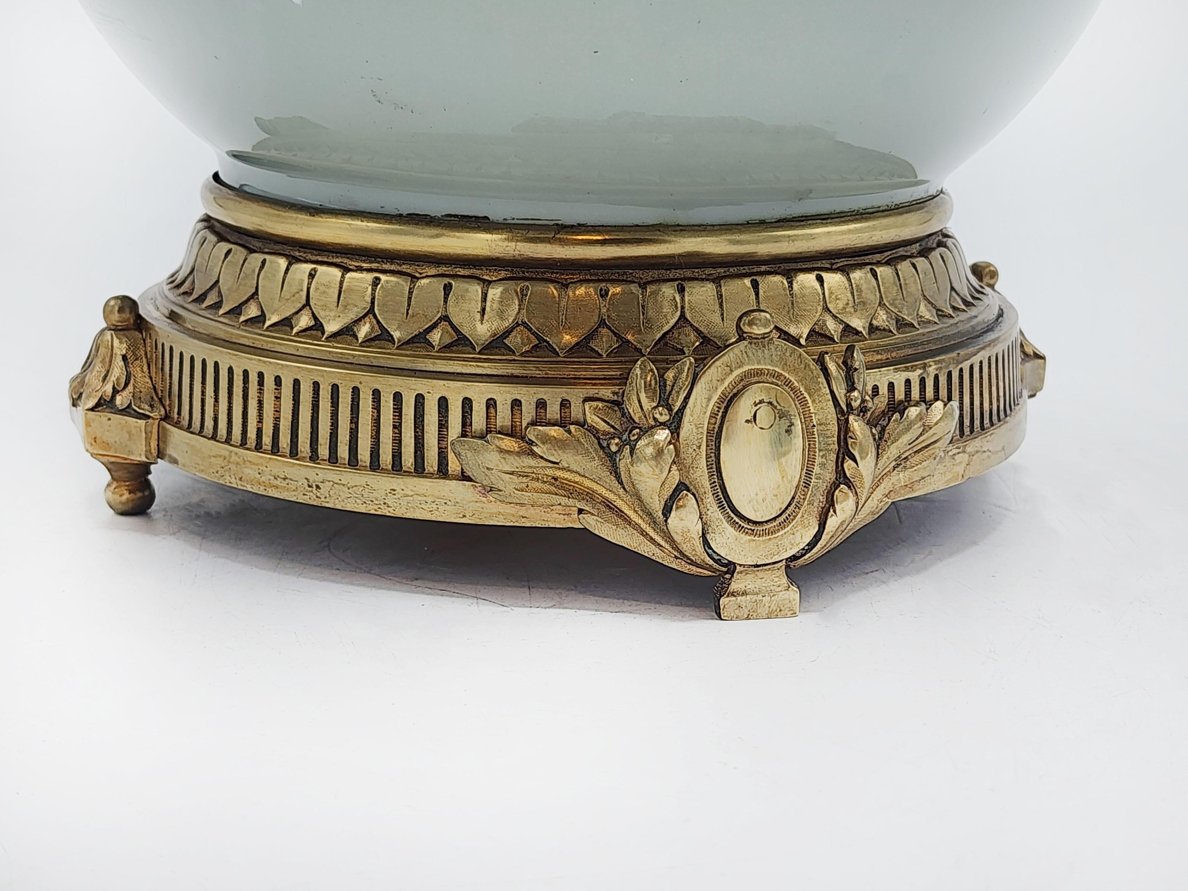 XX secolo Vaso cinese in porcellana celadon con bronzo in vendita