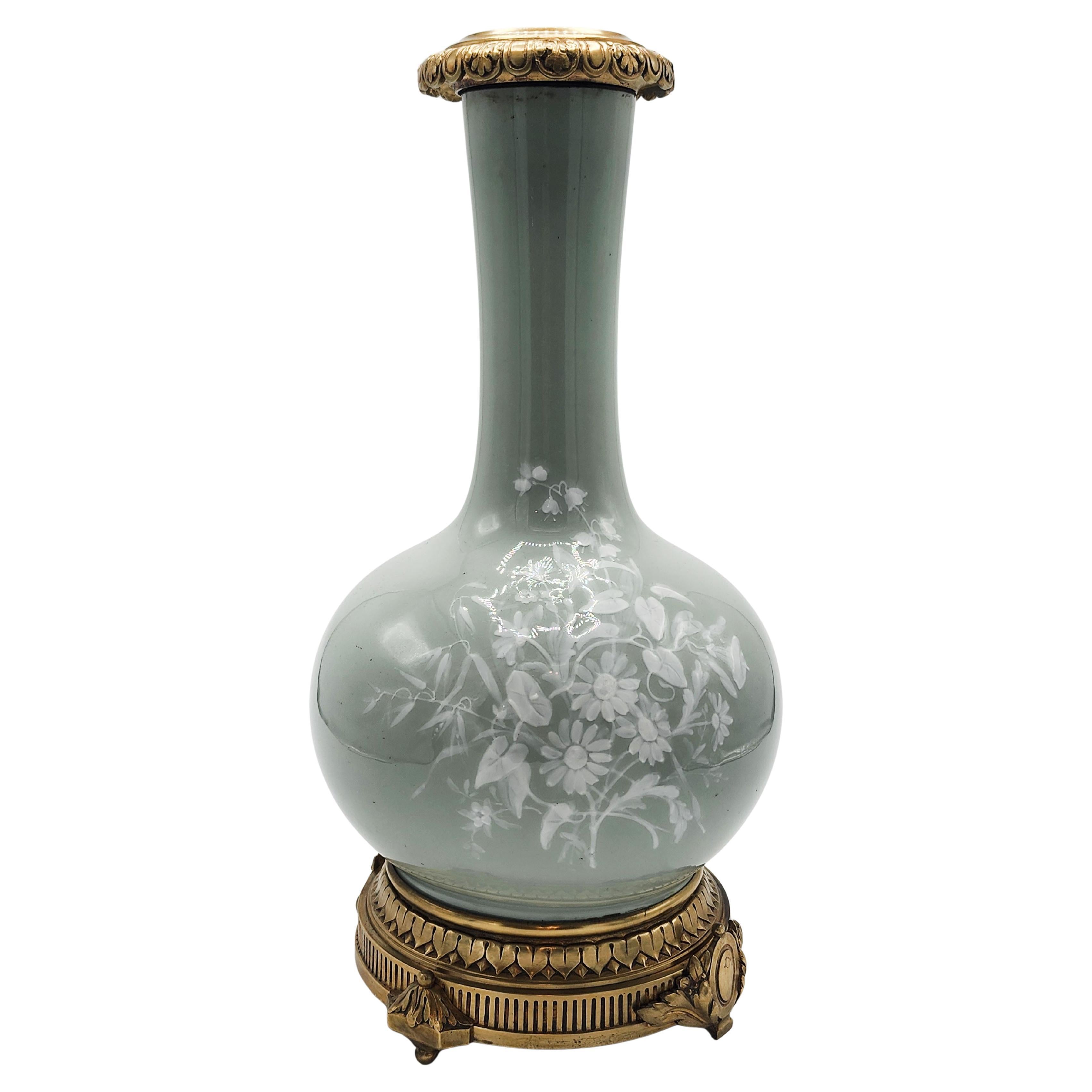 Vase chinois céladon avec bronze