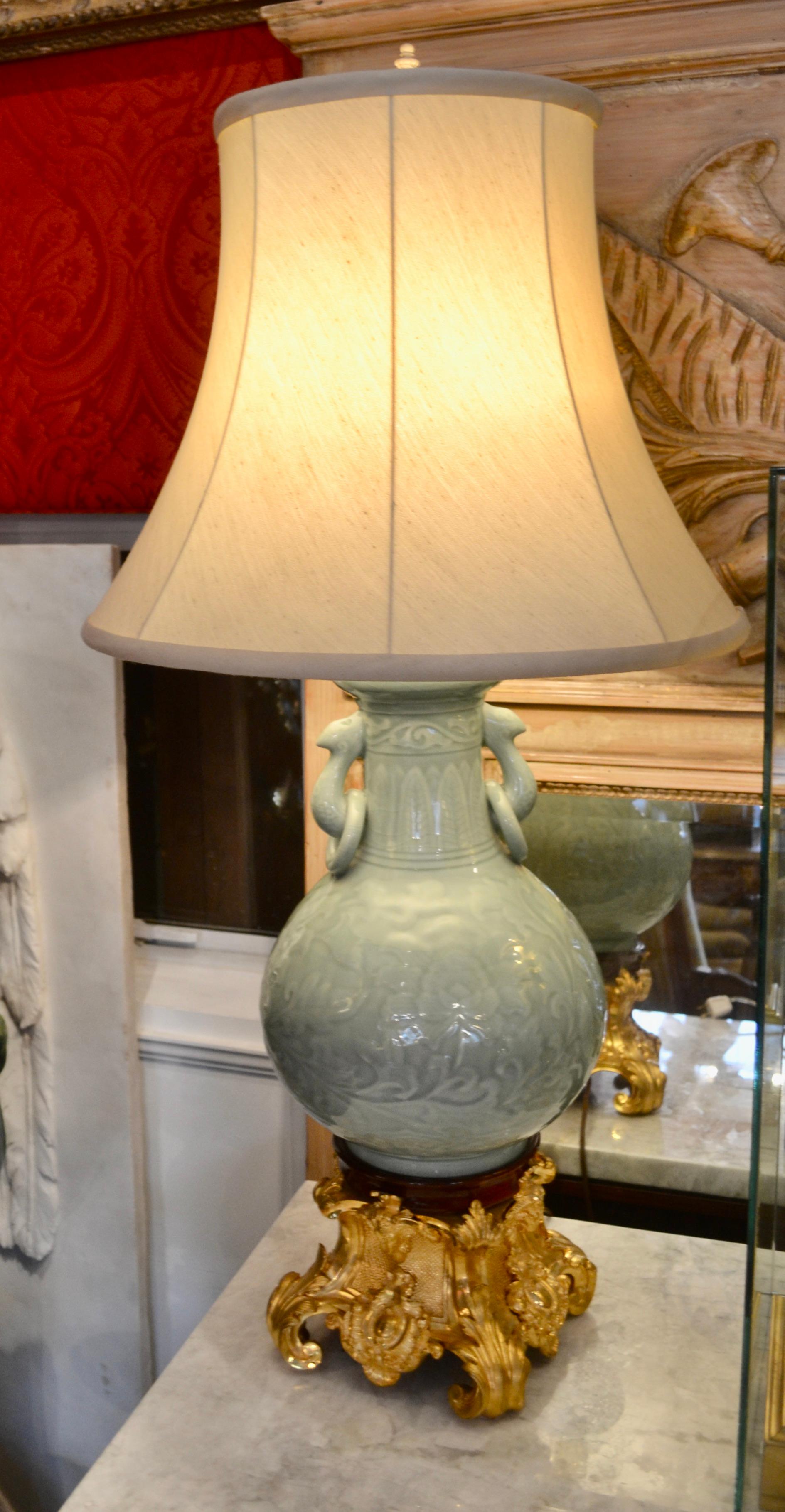 Bronze Lampe à vase céladon chinoise et socle en bronze doré français du XIXe siècle en vente