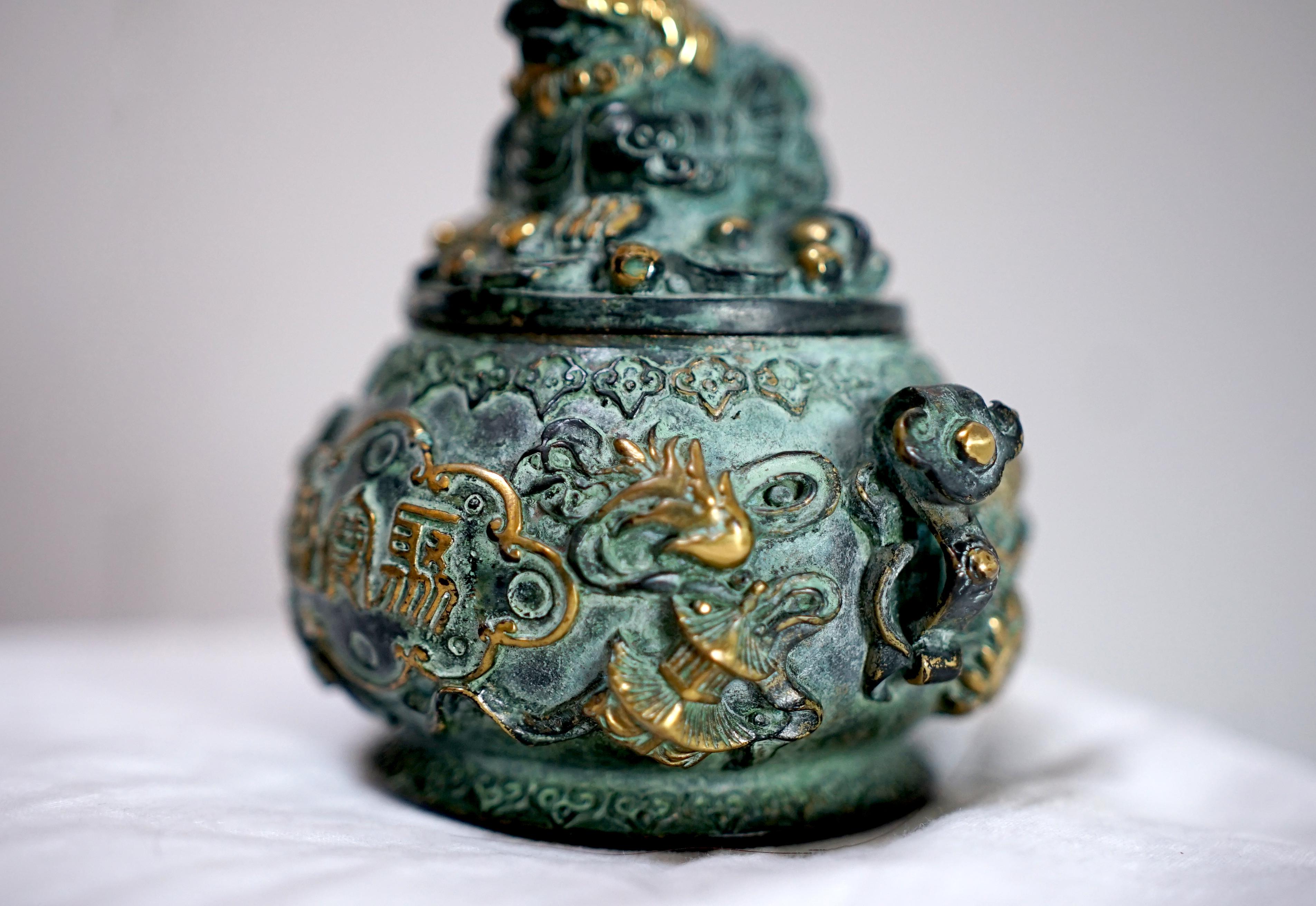 Exportation chinoise Encensoir chinois du milieu du siècle en bronze avec lion asiatique et doré en vente
