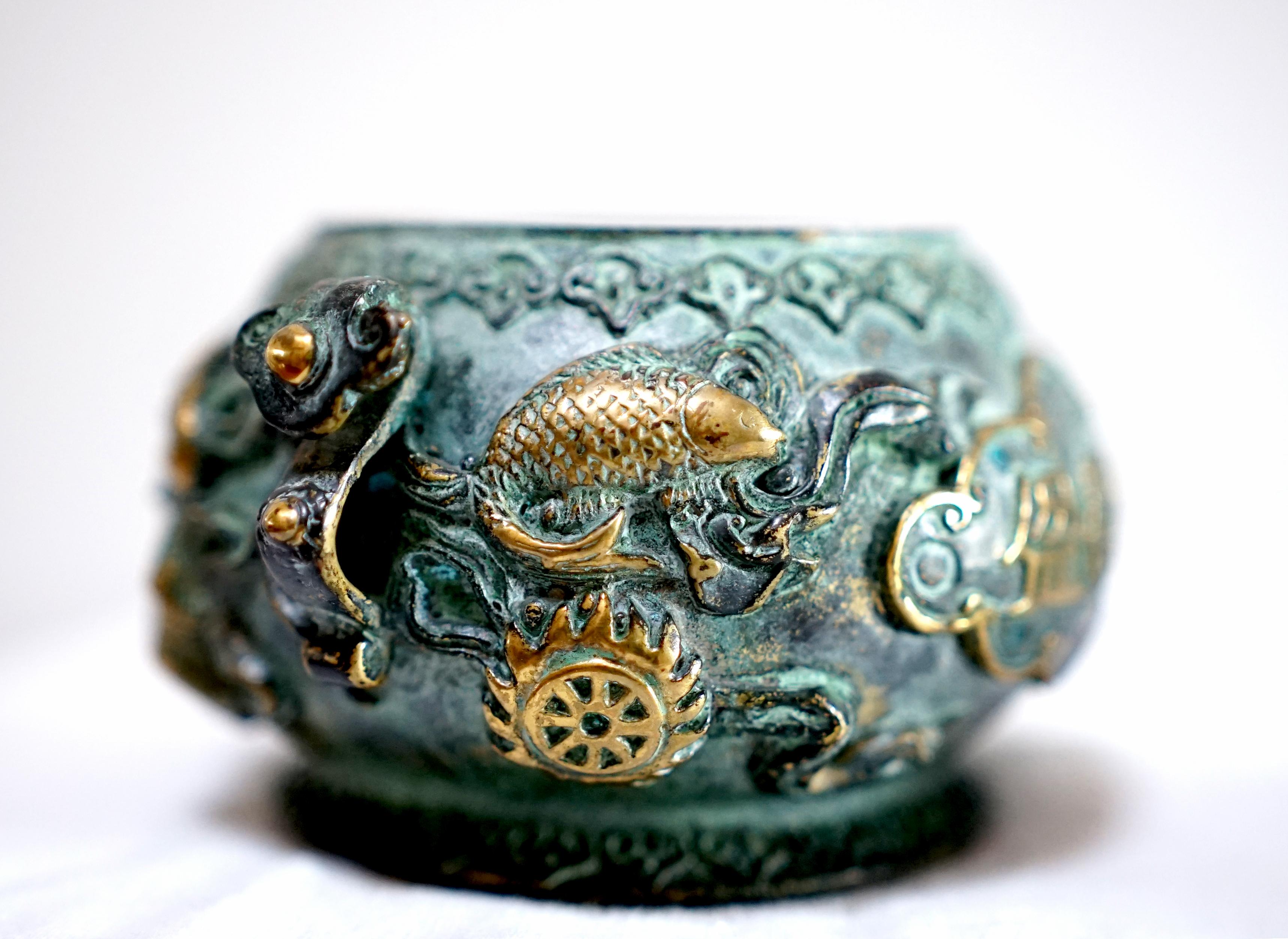 20ième siècle Encensoir chinois du milieu du siècle en bronze avec lion asiatique et doré en vente