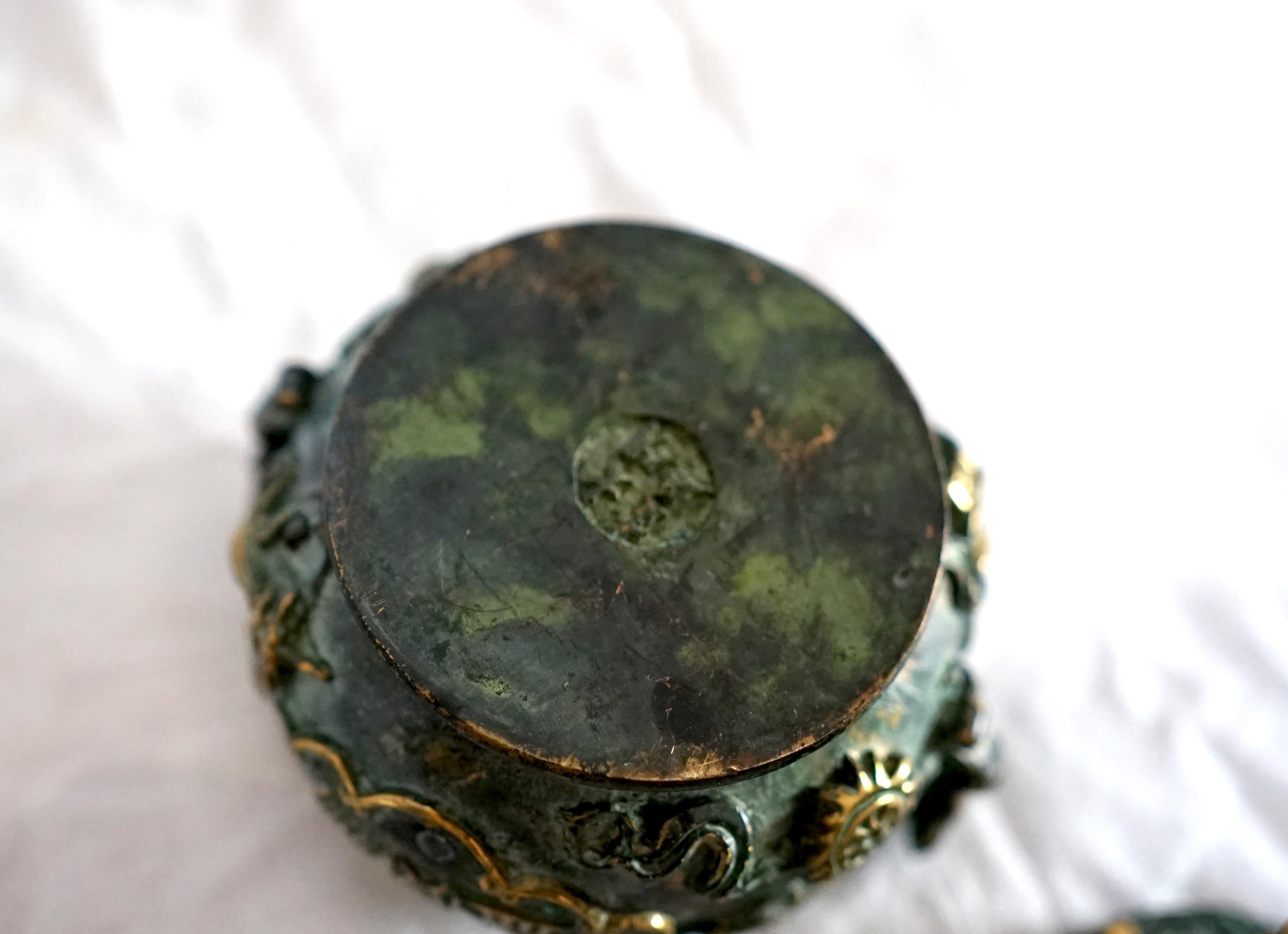 Encensoir chinois du milieu du siècle en bronze avec lion asiatique et doré en vente 1