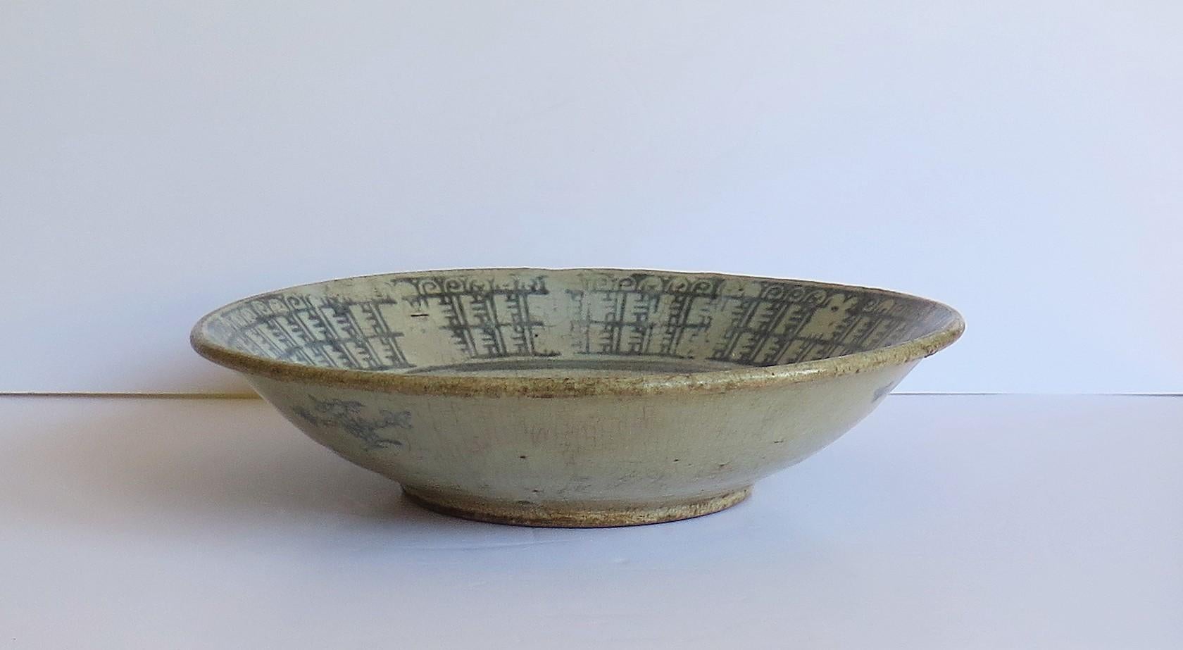 Chinese Ceramic Bounty Plate or Bowl, Ming Period 16th Century In Fair Condition In Lincoln, Lincolnshire